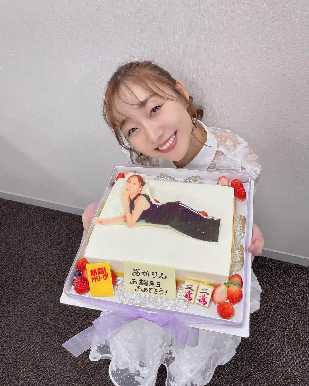 須田亜香里さんのインスタグラム写真 - (須田亜香里Instagram)「麻雀牌の白をイメージしたケーキ。 熱闘Mリーグで先週お祝いしていただいた時の。 可愛いよね🥹🎂 サムさんが選んでくれたコーデもぴったりでした🤍  11月5日(日)テレビ朝日24:55〜 ABEMAでも配信されます！ 観てねーっ #熱闘mリーグ #麻雀ケーキ #須田亜香里衣装 #お誕生日コーデ」11月6日 0時50分 - akarisuda