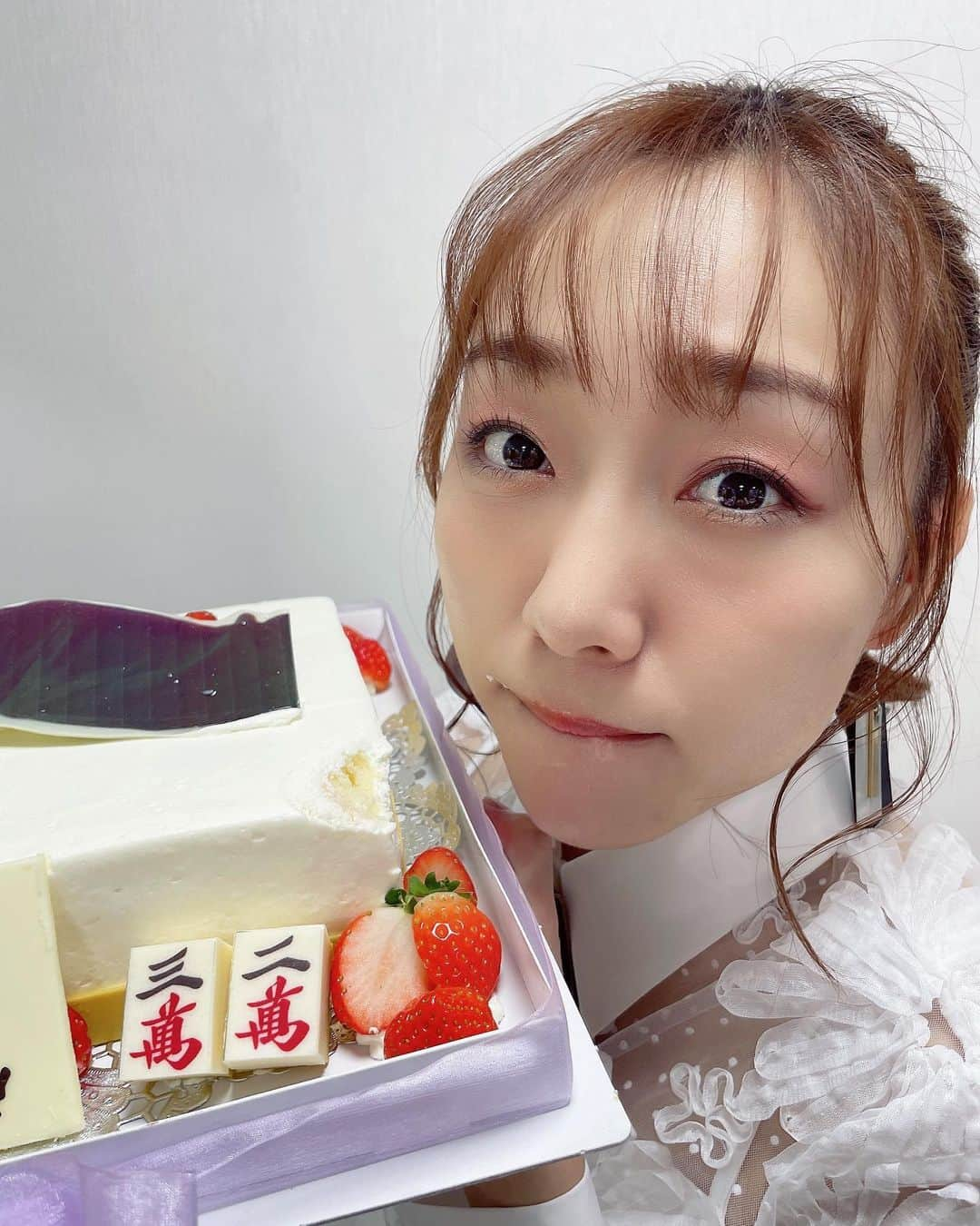 須田亜香里さんのインスタグラム写真 - (須田亜香里Instagram)「麻雀牌の白をイメージしたケーキ。 熱闘Mリーグで先週お祝いしていただいた時の。 可愛いよね🥹🎂 サムさんが選んでくれたコーデもぴったりでした🤍  11月5日(日)テレビ朝日24:55〜 ABEMAでも配信されます！ 観てねーっ #熱闘mリーグ #麻雀ケーキ #須田亜香里衣装 #お誕生日コーデ」11月6日 0時50分 - akarisuda