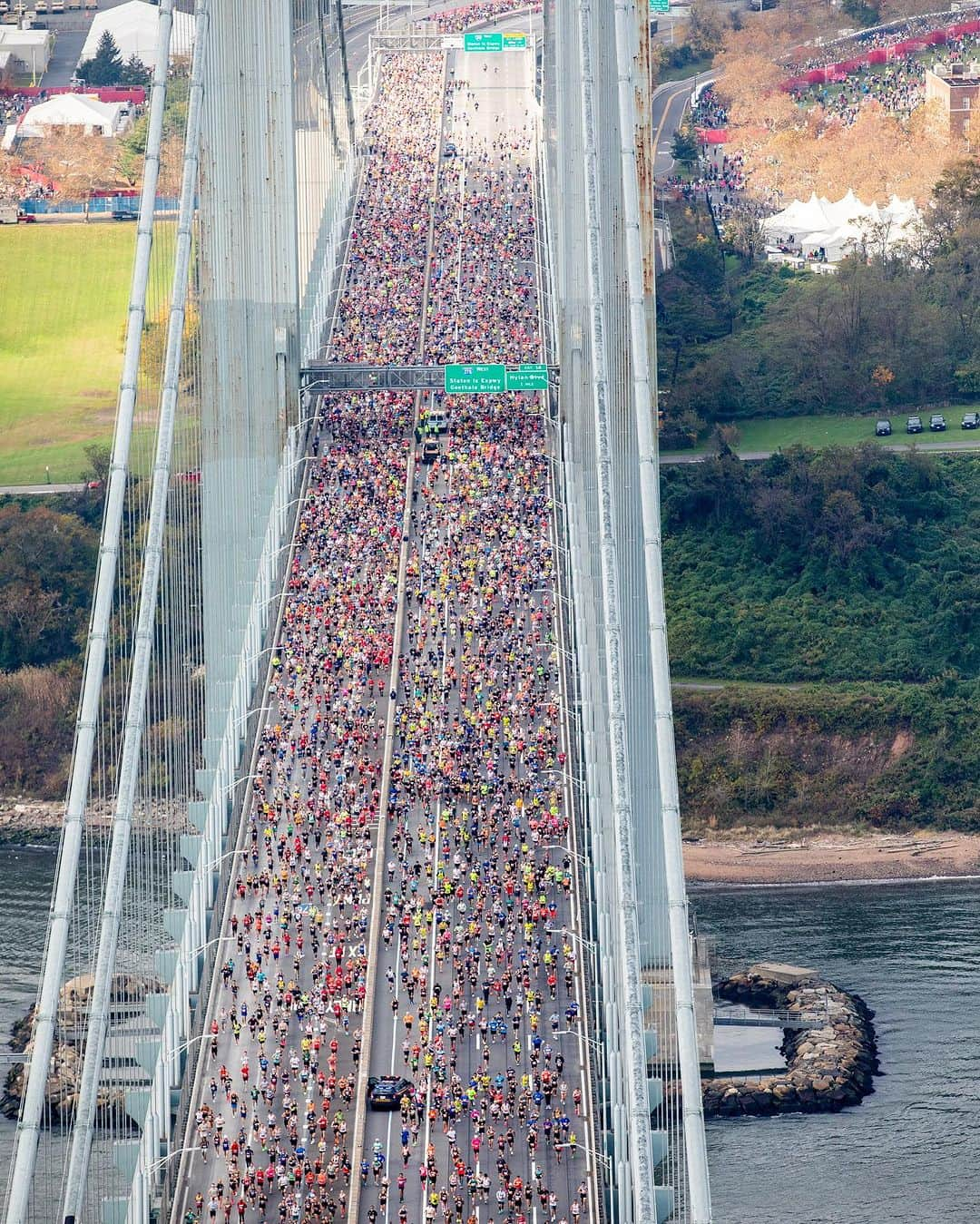 nyonairさんのインスタグラム写真 - (nyonairInstagram)「Flying over all the runners of the NYC Marathon this morning! 👟🚁 From up here, the marathon becomes a symphony of strength and resilience 💪   #flynyon #nyc #nycmarathon #nycmarathon2023 #newyork」11月6日 0時42分 - nyonair