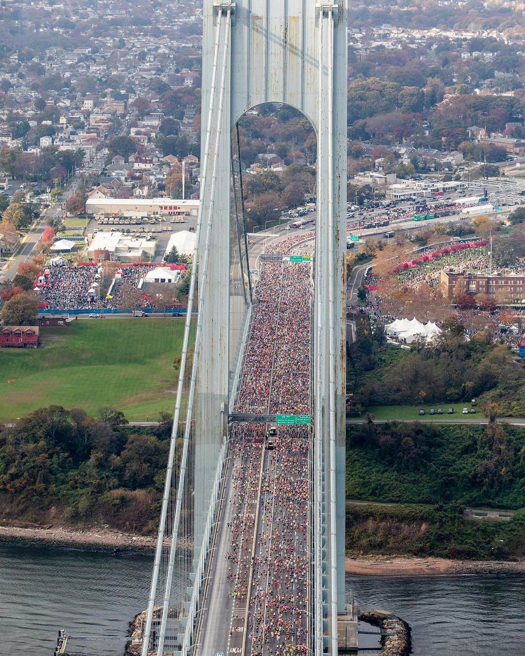 nyonairさんのインスタグラム写真 - (nyonairInstagram)「Flying over all the runners of the NYC Marathon this morning! 👟🚁 From up here, the marathon becomes a symphony of strength and resilience 💪   #flynyon #nyc #nycmarathon #nycmarathon2023 #newyork」11月6日 0時42分 - nyonair