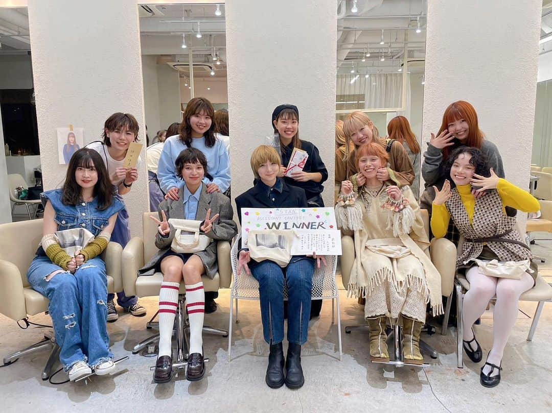 野々口祐子のインスタグラム：「今日はSYANアシスタントのコンテスト カットがマストの20分施術と3分プレゼン。  まだカットも習っていないアシスタントがほとんどの中 バッチバチにカットしていく様と 今回のテーマ"culture"をテーマにそれぞれのプレゼンをしっかり伝え切ったアシスタント達に心掴まれました。  第2回目の開催でしたがこんなに成長してくれるなんて 、、、次回も楽しみです！！！！  みんなおつかれさま！！」
