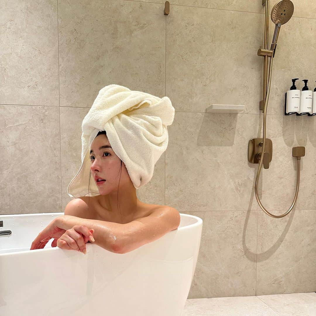 ゆかのインスタグラム：「Love this hotel room so much especially the bathroom!!!!🥹💖 ここのホテルのバスルーム🛁めっちゃ好きです。 子連れでも行きやすいし、空港からもアクセスしやすいし、街のエリアとかにも車で近いし、アメニティはいい香りするし超おすすめだよ🫶🏻🤍 이 호텔 욕실이 너무너무 취향저격입니다...🥹🤍 저희처럼 아기랑 같이 오는 사람들에게도 추천드리고싶고 공항에서도 많이 멀지 않고 시내에서도 가까워요🤍  #윈덤그랜드부산  📍 @wyndhamgrandbusan  . . . #hotel #koreatravel #koreatrip #호텔 #호텔추천 #부산숙소 #호캉스 #부산호텔 #釜山旅行 #韓国旅行 #ホテル #ホテルステイ」