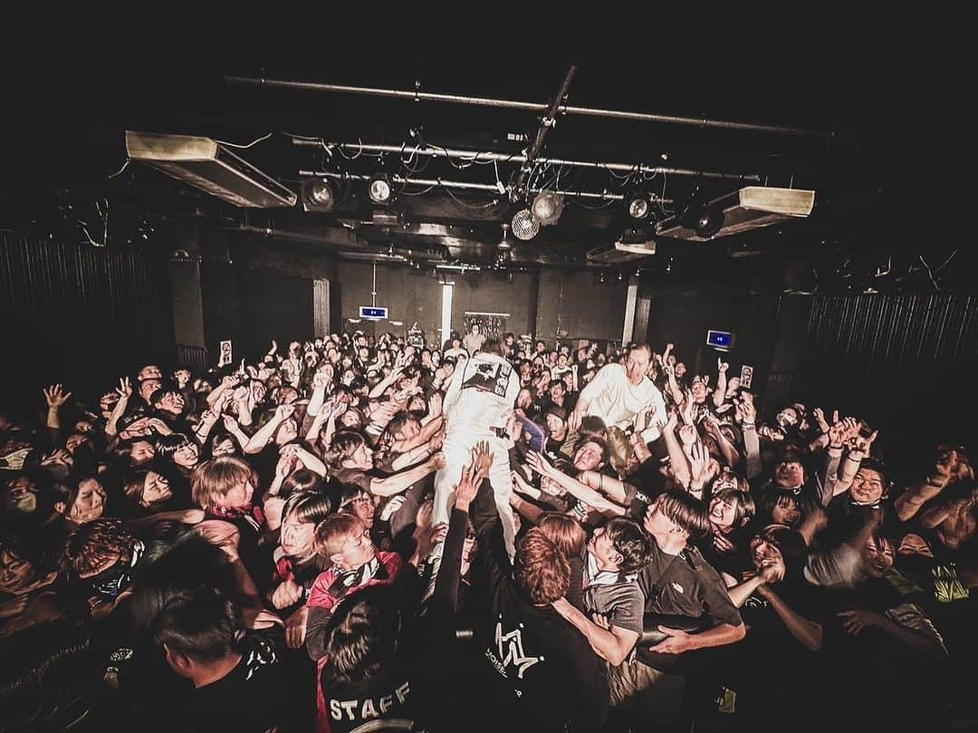 AG（エイジ）さんのインスタグラム写真 - (AG（エイジ）Instagram)「SiM presents 「“PLAYDEAD” WORLD TOUR SEASON 1」 青森ありがとう 長生きしろよー また必ず来るよ 明日は盛岡 club change WAVE! 📷 by @dstarnorito  #NOISEMAKER #SiM #SiM6th #PLAYDEAD」11月6日 0時45分 - noisemakerag