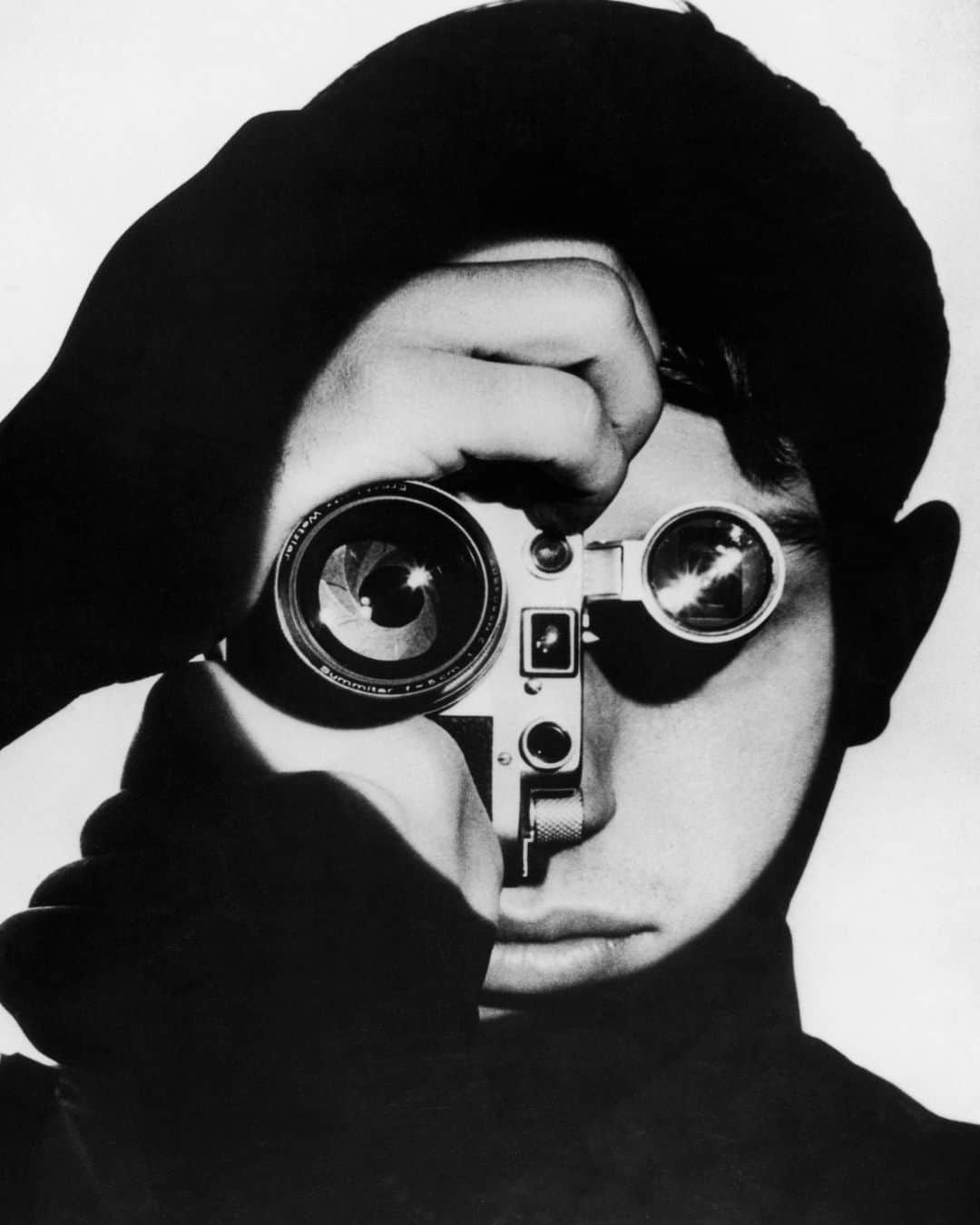 lifeさんのインスタグラム写真 - (lifeInstagram)「Andreas Feininger's most well-known portrait - Dennis Stock holding a camera in front of his face so that the lens looks like his right eye and the viewfinder his left. 👁️  Learn more about Feininger by clicking the link in our bio!   (📷 Andreas Feininger, 1955/LIFE Picture Collection)   #LIFEMagazine #LIFEArchive #LIFEPictureCollection #classicLIFE #AndreasFeininger #Portrait #Photography #Camera #1950s」11月6日 1時15分 - life