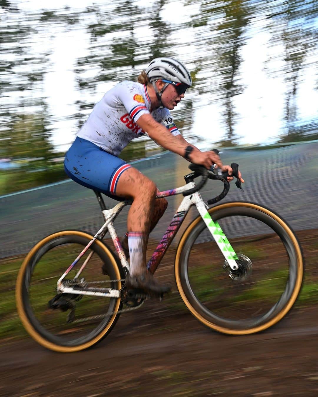 のインスタグラム：「Crossing the finish line splattered with the mud of a hard fought cx race, @backstedt_zoe of @wmncycling is our U23 Cyclocross European Champion! 📸 @gettyimages」