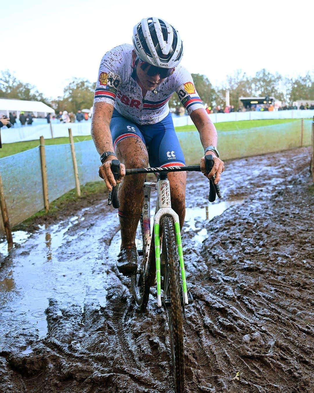 Zipp Speed Weaponryさんのインスタグラム写真 - (Zipp Speed WeaponryInstagram)「Crossing the finish line splattered with the mud of a hard fought cx race, @backstedt_zoe of @wmncycling is our U23 Cyclocross European Champion! 📸 @gettyimages」11月6日 0時46分 - zippspeed