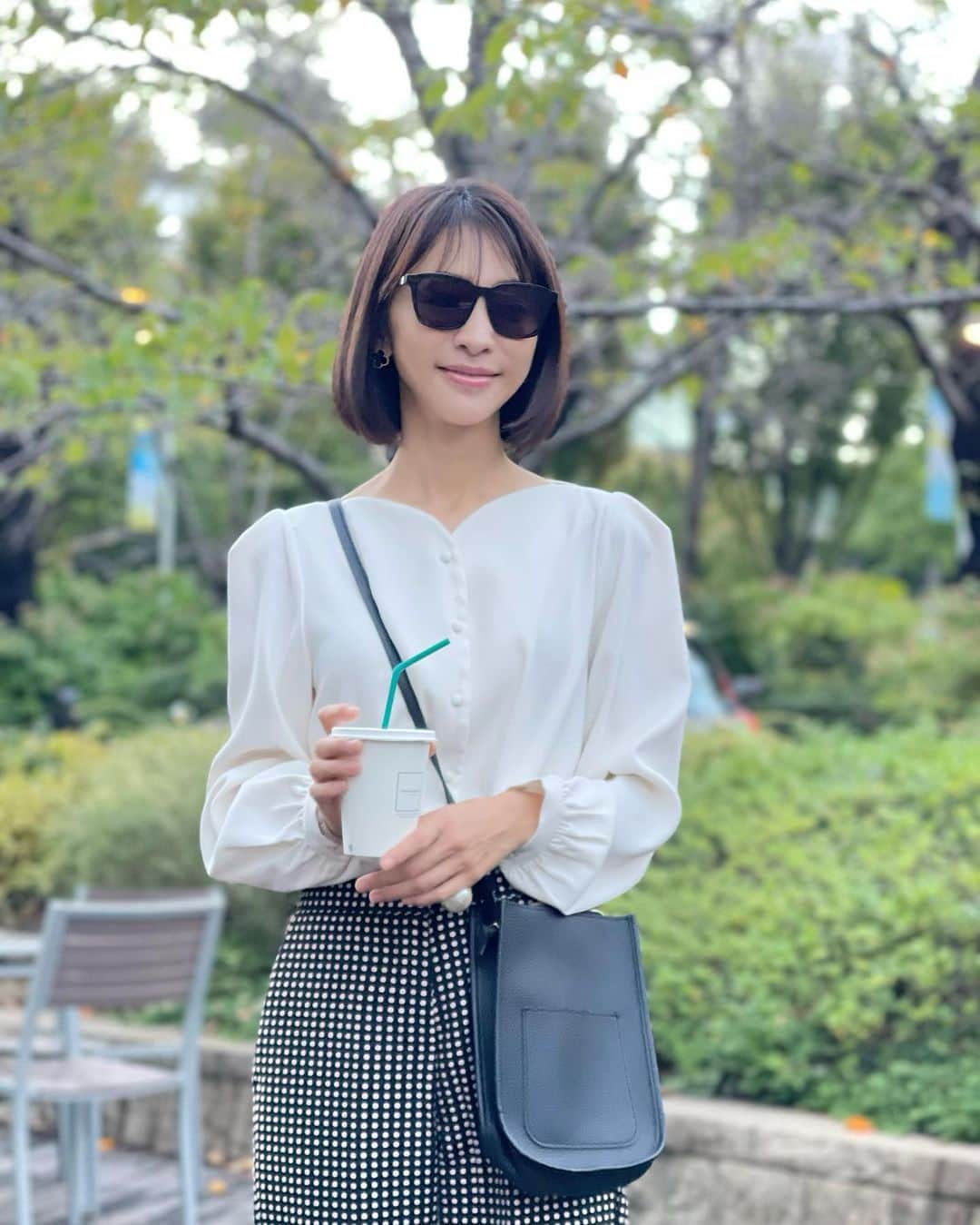 木本泉のインスタグラム：「- この3連休、暑かったですね☀️ アウター要らず🍂  お散歩していたら暑くて休憩🍹」