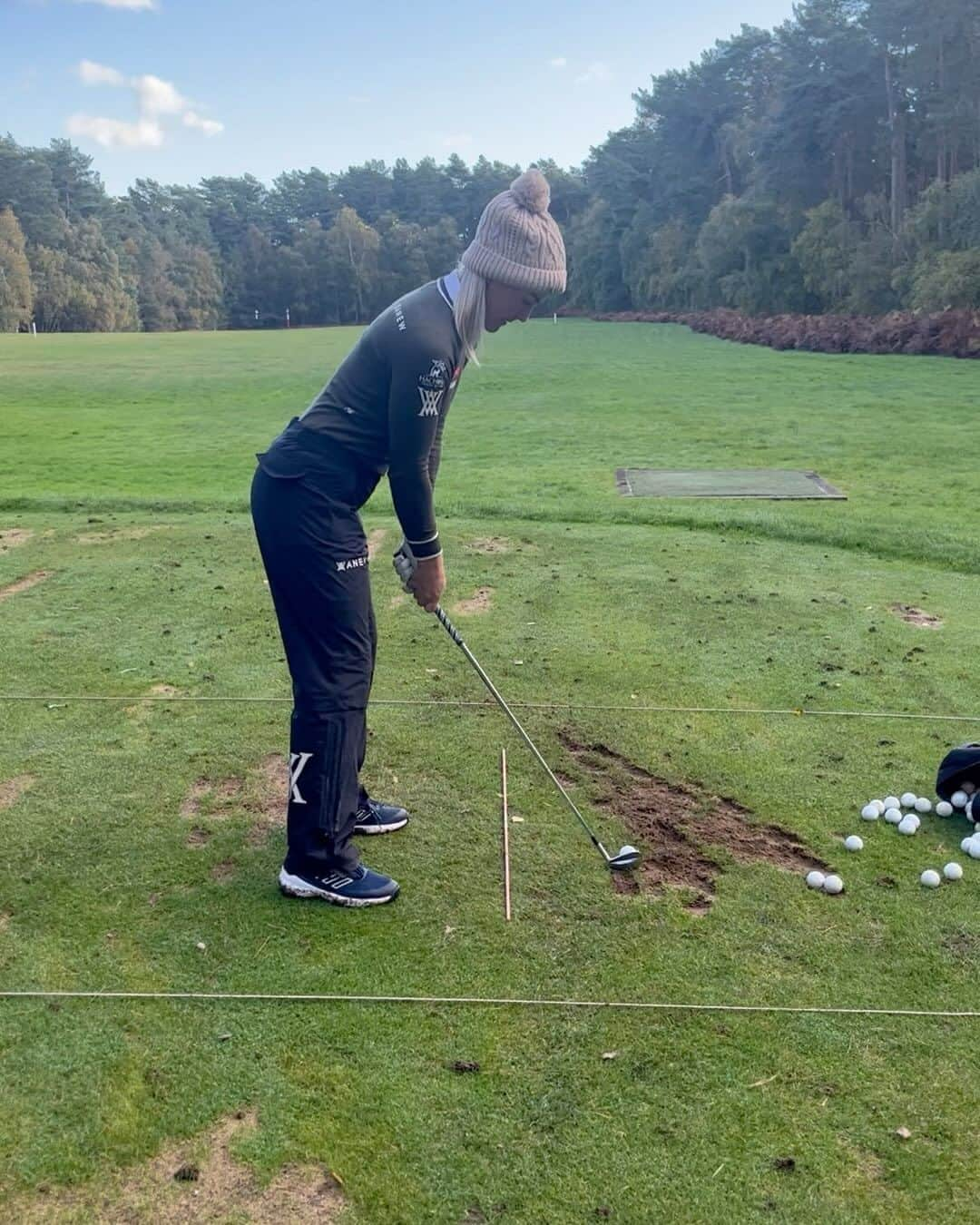 チャーリー・ハルのインスタグラム：「Good session with my coach Matt at Woburn💪⛳️ Winter grind has started ✌️」