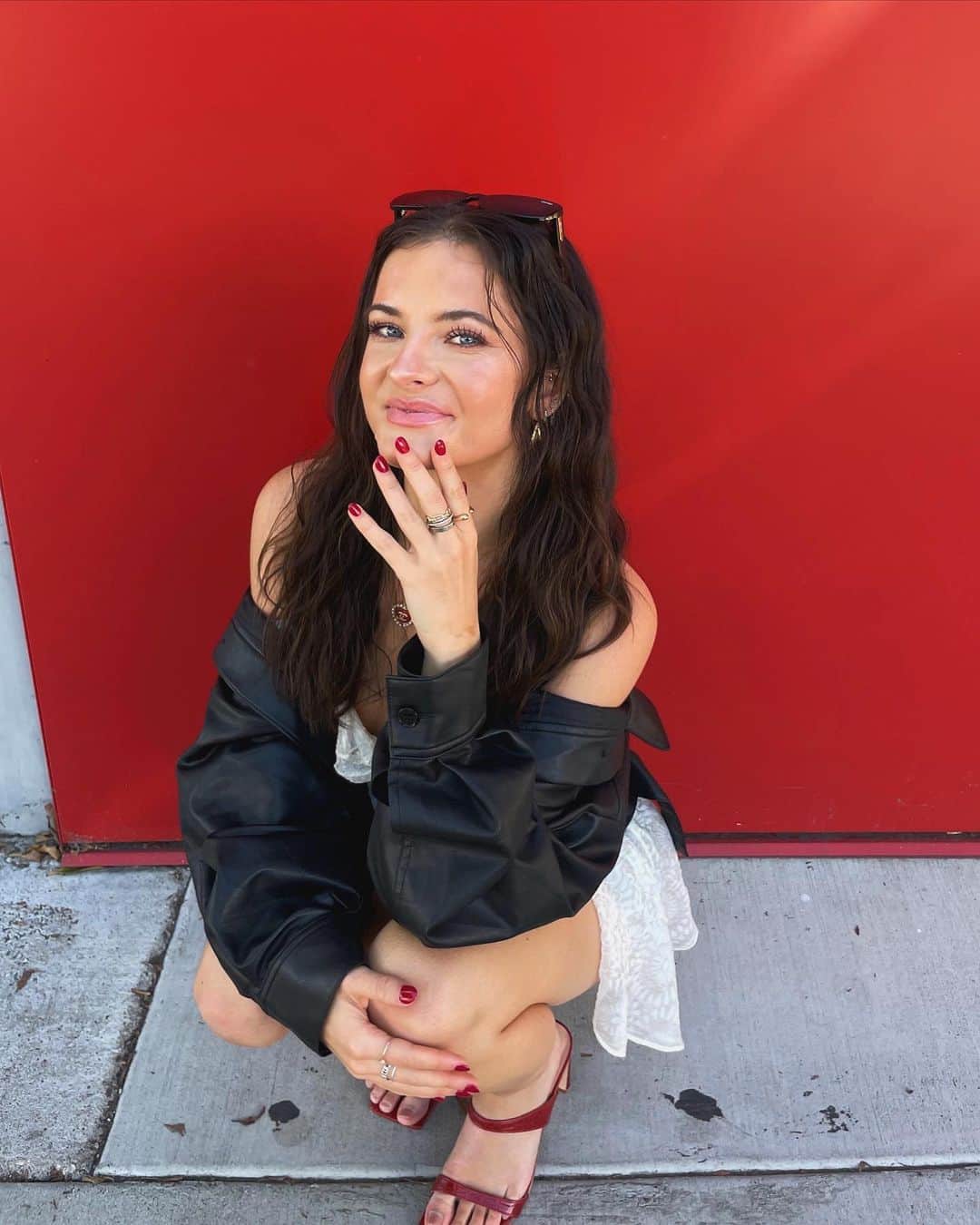 Brooke Marie Hylandのインスタグラム：「world is with my girls ♥️🍒🌹💃🏻💋」