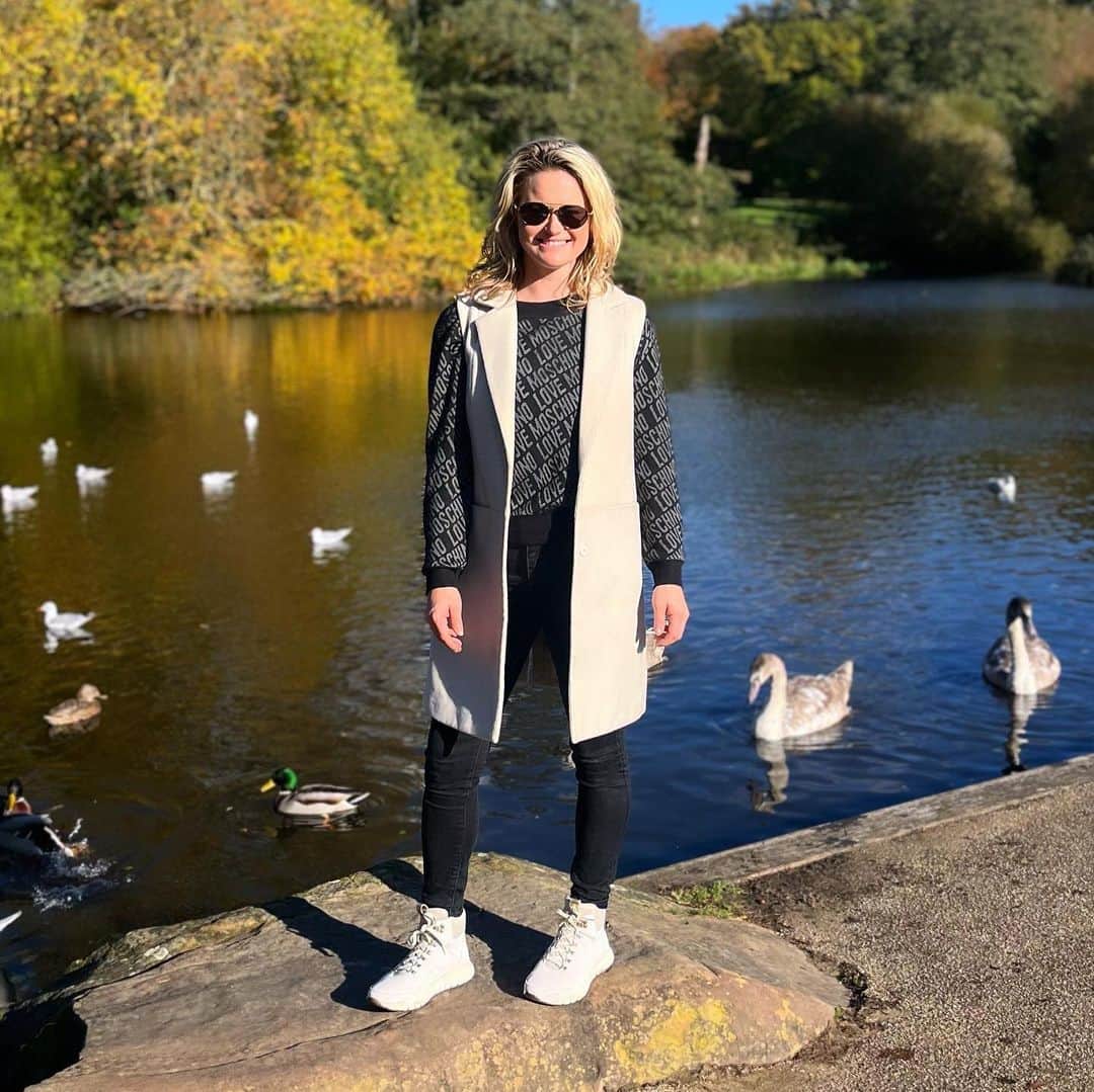 カーリー・ブースのインスタグラム：「A day down the road 🥰 #surrey @colehaan.uk」