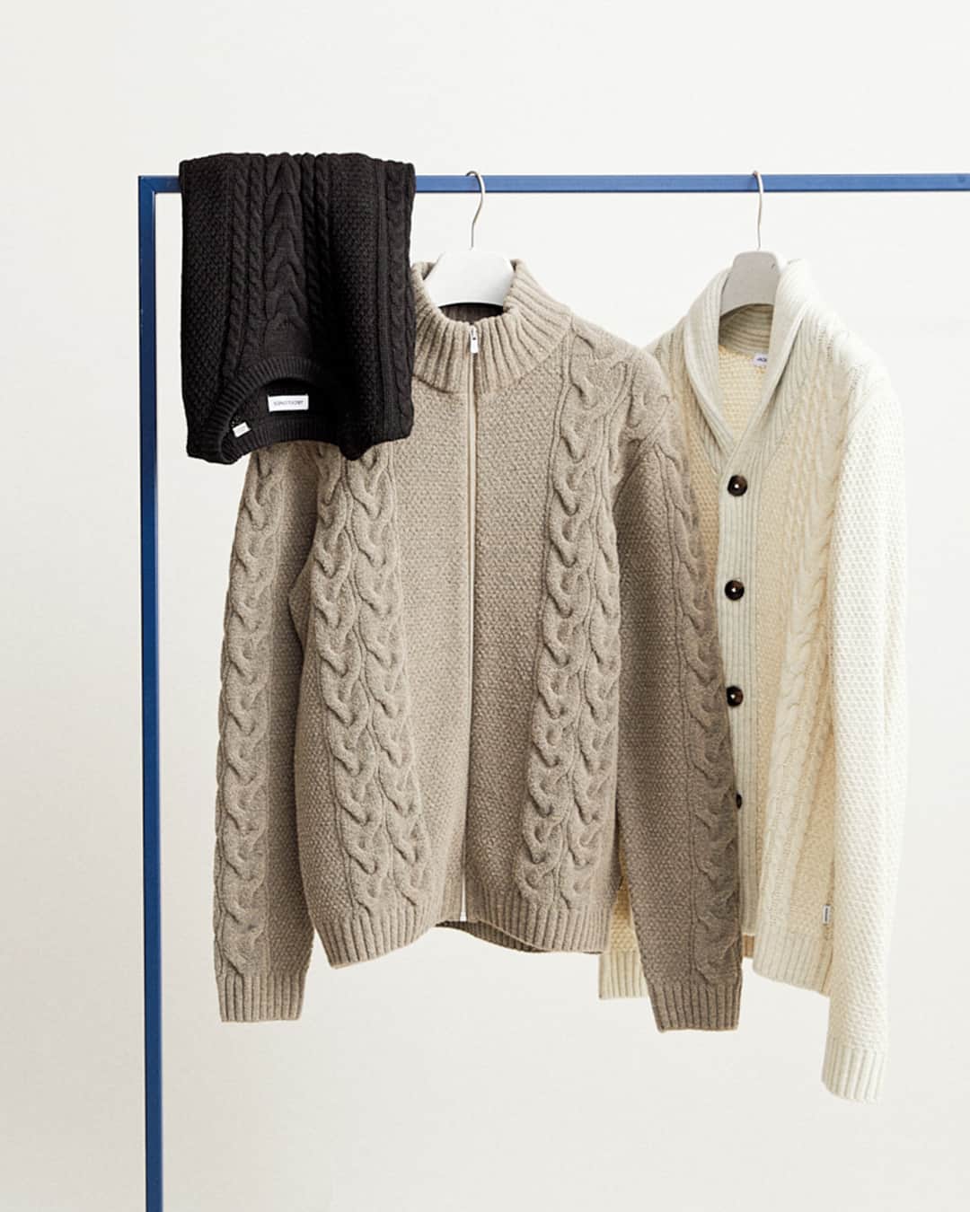ジャック&ジョーンズのインスタグラム：「Cable knits aren’t called that because they need to be plugged in – although they’re warm enough for you to think that. Dubbed after the heritage cable pattern, this versatile type of knitwear is perfect to layer up in during autumn. #jackandjones #knits」