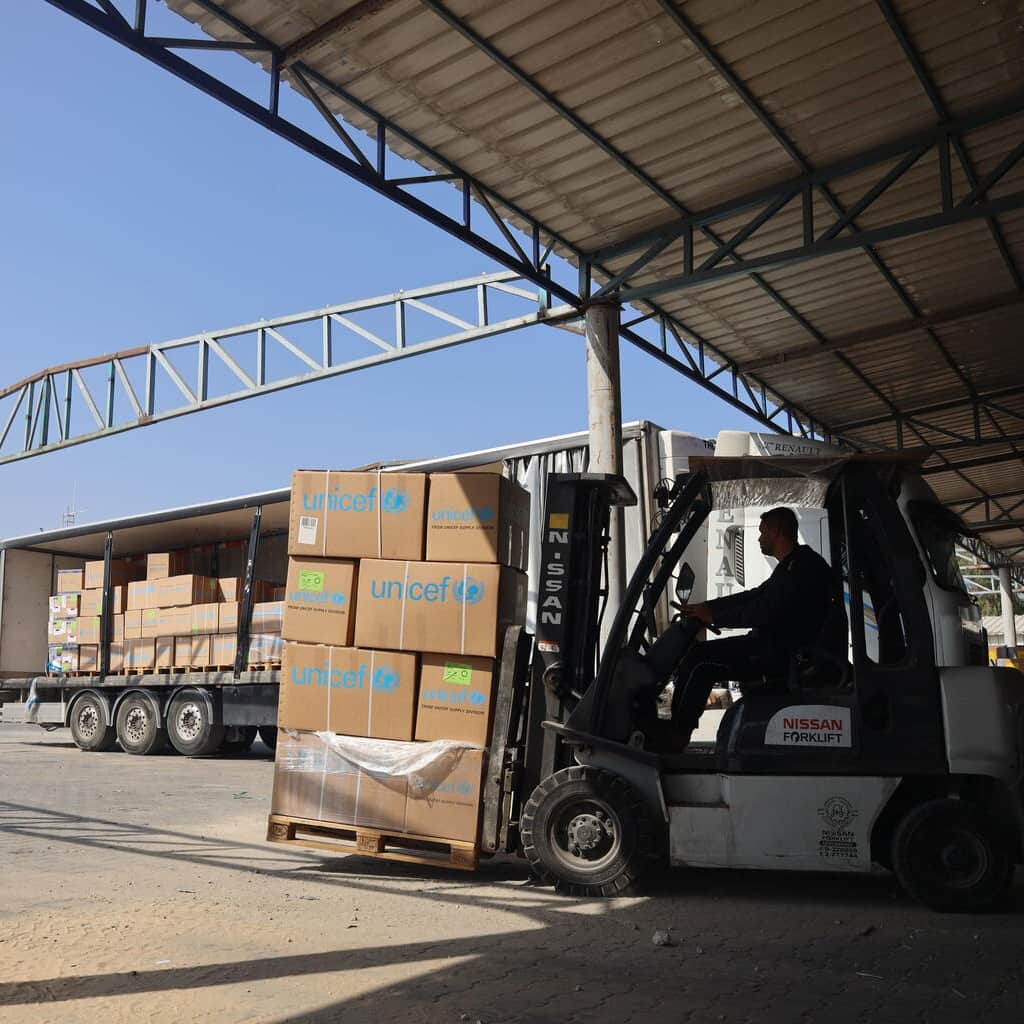 unicefのインスタグラム：「UNICEF teams are doing everything they can to get supplies into Gaza. Life-saving, yet limited, supplies are entering. But it’s far from enough.  The needs are immediate and immense in terms of water, food, medicine, fuel, and essential goods and services.  UNICEF continues to press world leaders at every occasion for humanitarian access to the whole of Gaza, including children and families in the north of the strip which is increasingly cut off.  © UNICEF/UNI460611/UNI460612/UNI460600/El Baba」