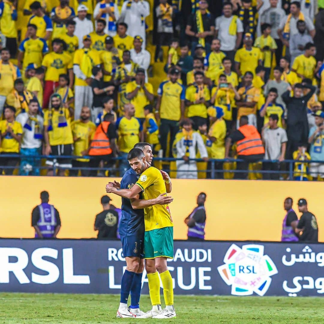 リサンドロ・ロペスのインスタグラム：「Seguimos trabajando para mejorar cada partido. Vamos con todo @khaleejclub. GRACIAS POR LA CAMISETA @cristiano 🫡  📷 @sport_mohd25 🙏🏽」