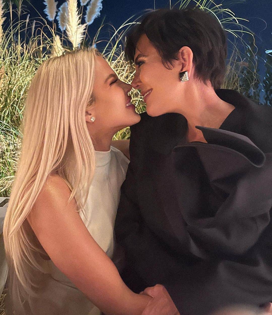 クロエ・カーダシアンのインスタグラム：「To the most selfless, beautiful, kind, and loving mommy on the planet - Happy happy birthday!! Cheers to my biggest inspiration, The queen of hearts, my heart!! Cheers to The life of every party, to the woman who makes me laugh until I cry. The gate keeper to all that is sacred and magical! Our Secret holder, problem solver, My heartbeat, My teacher, My safe place, My best friend! My entire life! My world! You are the reason for everything good in my eyes, I am screaming HAPPY BIRTHDAY MOMMY!!!   Mommy, without you there is nothing. You are everything to me and so much more! There is no world or lifetime that doesn’t have you in it. Life means nothing if you aren’t by my side. You make every moment memorable! Every moment worth savoring. You make life blissful and filled with love! You excite me when it comes to Life! You remind me that each day of life is a celebration! You remind me to live and not just exist. You make me believe I can do anything at any time and You make it all look so damn fabulous!   You are the most remarkable woman I have ever known. Your presence makes everyone around you want to be a better, kinder, a more driven version of themselves. You have so many gifts and one of them is making us all feel loved, seen, validated and heard. I don’t know how you do it but you do it daily!  Every single moment I hope you realize how much you matter to us all. How much we cherish and respect you! How lost we would be without you in our lives. Words cannot convey how grateful and proud I am to be called your daughter. You are a Queen! My literal Queen who has raised mini Queens and a beautiful King. You built this kingdom and we honor you! I only pray I can leave footprints on peoples souls the way you have. I love you so much.  I will never be able to explain how much I love and respect you! I will try every day and with every opportunity to show you! I will love you more and more with every passing moment. Thankful for our blessings and for the love you give each and everyone of us!  Have the happiest birthday my beautiful magical mommy! you are one of one! No one greater ♥️ no could ever be greater than you!   Until time runs out…. I LOOOOVE you」