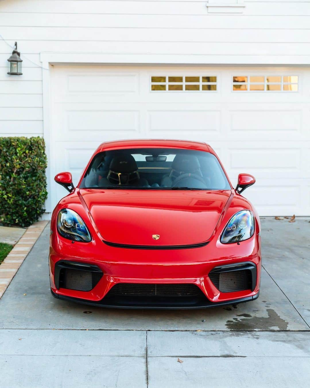 Porscheさんのインスタグラム写真 - (PorscheInstagram)「Everybody needs good neighbours. 📸 @fashiongrey911sc #PorscheMoment  __ 718 Cayman GT4: Fuel consumption combined in l/100 km: 11,1 - 10,7 (WLTP); CO2 emissions combined in g/km: 251 - 242 (WLTP) I https://porsche.click/DAT-Leitfaden I Status: 11/2023」11月6日 1時00分 - porsche