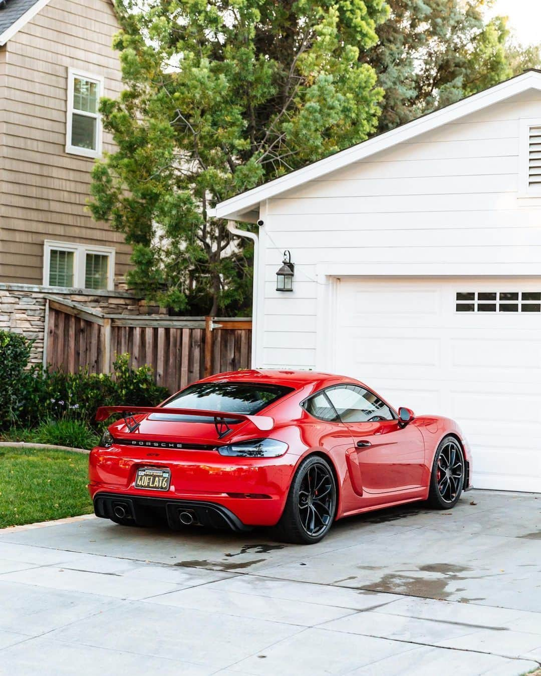 Porscheさんのインスタグラム写真 - (PorscheInstagram)「Everybody needs good neighbours. 📸 @fashiongrey911sc #PorscheMoment  __ 718 Cayman GT4: Fuel consumption combined in l/100 km: 11,1 - 10,7 (WLTP); CO2 emissions combined in g/km: 251 - 242 (WLTP) I https://porsche.click/DAT-Leitfaden I Status: 11/2023」11月6日 1時00分 - porsche