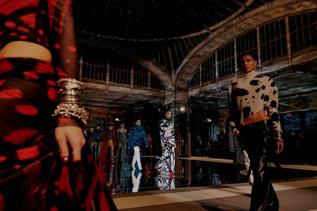 プラバルグルンのインスタグラム：「Abstract Angles⁠ ⁠ Scenes from the finale of the Prabal Gurung Fall Winter 2023 collection⁠ ⁠ Photo by @vincenttullo」