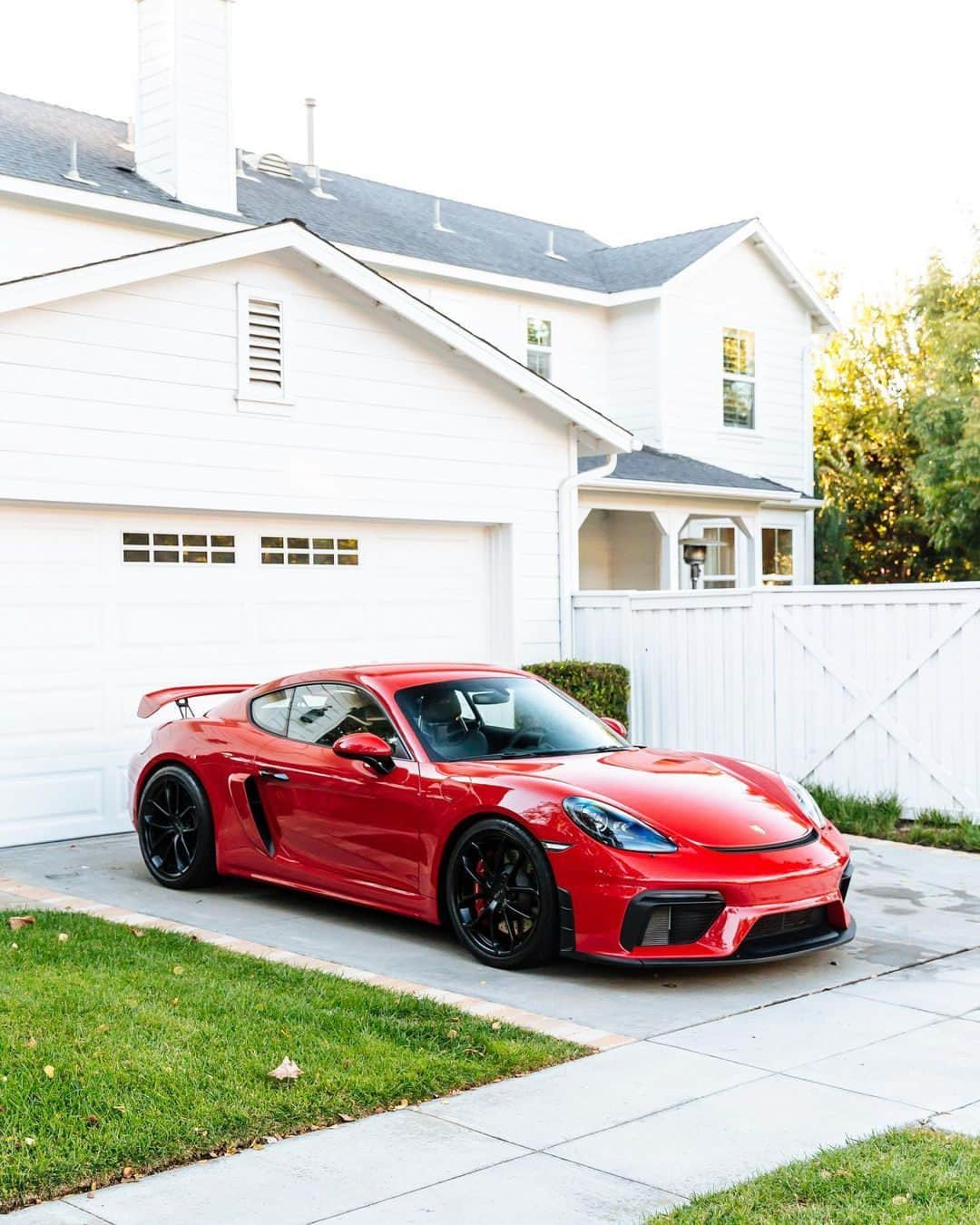 Porscheのインスタグラム：「Everybody needs good neighbours. 📸 @fashiongrey911sc #PorscheMoment  __ 718 Cayman GT4: Fuel consumption combined in l/100 km: 11,1 - 10,7 (WLTP); CO2 emissions combined in g/km: 251 - 242 (WLTP) I https://porsche.click/DAT-Leitfaden I Status: 11/2023」