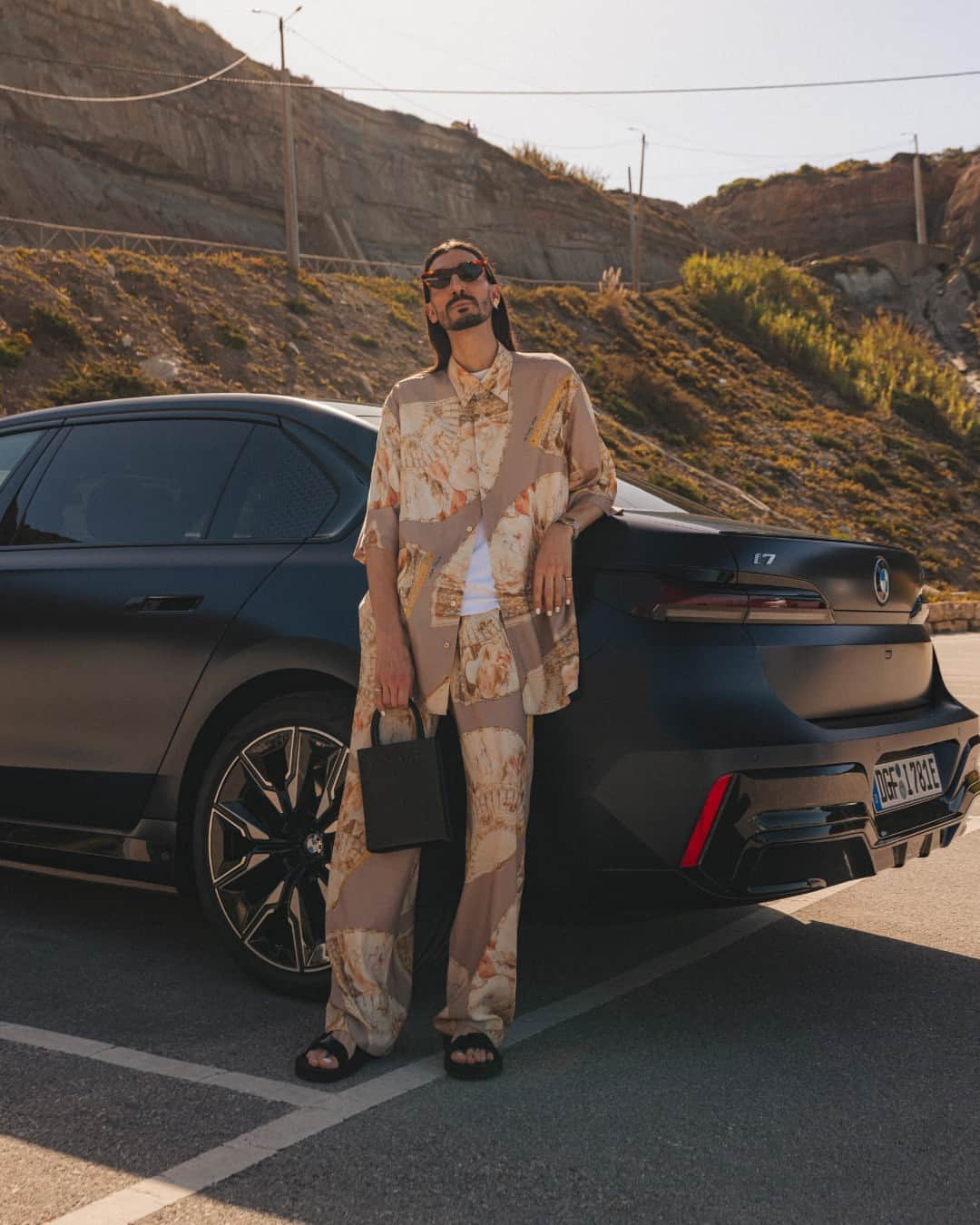 BMWさんのインスタグラム写真 - (BMWInstagram)「Stepping out in style.  @julian_daynov @enes_kucevic_photography #BMWRepost  The BMW i7. #THEi7 #ThisIsForwardism #BMW #BornElectric #BMWElectric #BMWM #MPerformance __ BMW i7 M70 xDrive: Combined power consumption: 23.8–20.8 kWh/100 km. Combined CO2 emissions: 0 g/km. Electric range: 488–560 kilometers. All data according to WLTP. Further info: www.bmw.com/disclaimer」11月6日 1時00分 - bmw