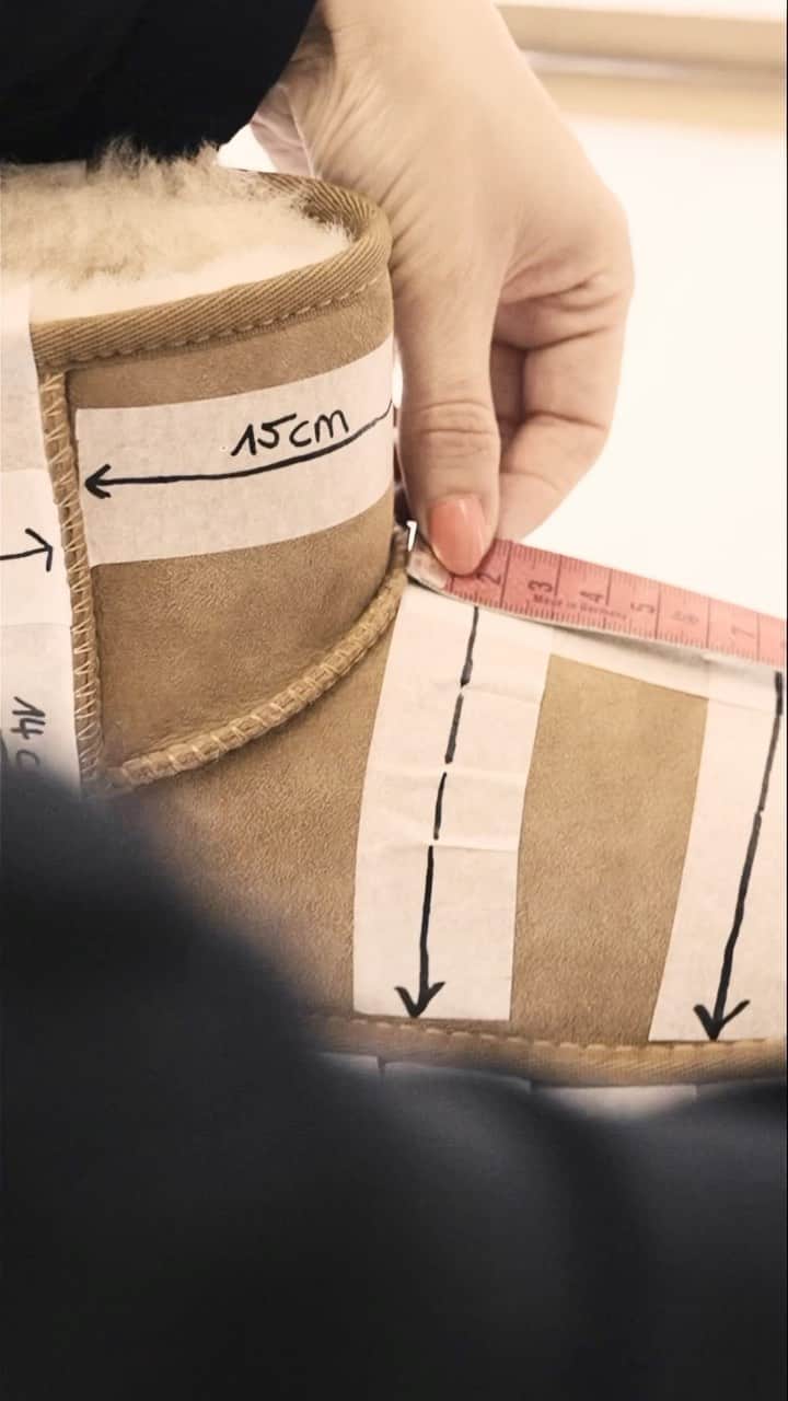 アグのインスタグラム：「For the second year in a row, @uggineurope partnered with @fashioncouncilgermany to support and promote the next generation of emerging German designers dedicated to a sustainable fashion future.  Congratulations to this year’s winner of the UGG Culture Changemaker Prize: @sf1og 🏆  Their disruptively bold, sustainably innovative and visually impactful prototype re-imagines the Iconic Classic Mini II Boot with disused cables, commonly perceived as waste, and the regenerative UGG Twinface. Rosa Marga Dahl and Jacob Langemeyer infuse our Classic Mini look with the signature SF1OG DNA.  🎥: @_sofia.Velasquez  #FashionCouncilGermany #CultureChangemakerPrize #FeelsLikeUGG」