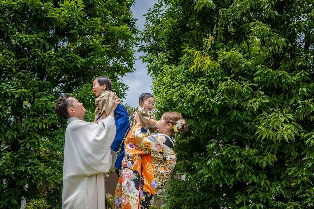 結婚式場 ヒルズスィーツ宇都宮ブリーズテラスさんのインスタグラム写真 - (結婚式場 ヒルズスィーツ宇都宮ブリーズテラスInstagram)「今しかない瞬間を残す…  お子様の成長は早いもので 気づけばあっという間に大きくなって この今というかけがえのない瞬間を 前撮りとして残すことができる幸せ  あの時ほ… と振り返るときにきっと この写真は思い出を語るには かけがえのないものになるはずです  パパママ婚だからこそできる この特別な時間  お子様とだから出せる表情が ここにある  素敵だなぁと お写真を見るとほっこりする  やっぱりおふたりの笑顔が1番好き  ____  新郎新婦のリアルなお声や こだわりポイントなどを 公式HPに掲載しております  ヒルズスィーツのTOPページより ぜひご覧くださいませ♡ @hillssweets_wedding  ___  #プレ花嫁 #結婚式 #日本中のプレ花嫁さんと繋がりたい #ウエディング #結婚式場 #全国のプレ花嫁さんと繋がりたい #結婚式場 #wedding #フィオーレビアンカ #fiorebianca #宇都宮結婚式場 #栃木結婚式場 #ヒルズスィーツ宇都宮ブリーズテラス #ヒルズ #和装前撮り #色打掛 #パパママ婚」11月6日 1時01分 - hillssweets_wedding