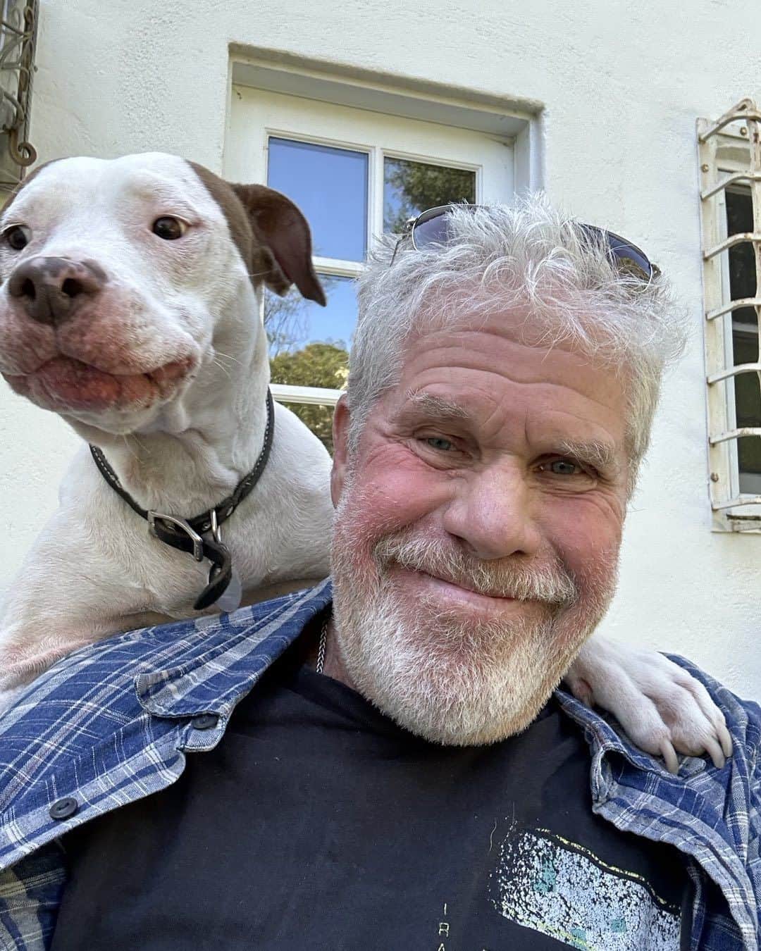 ロン・パールマンのインスタグラム：「Billie. Grandkid #1. Still smilin after all the years!」