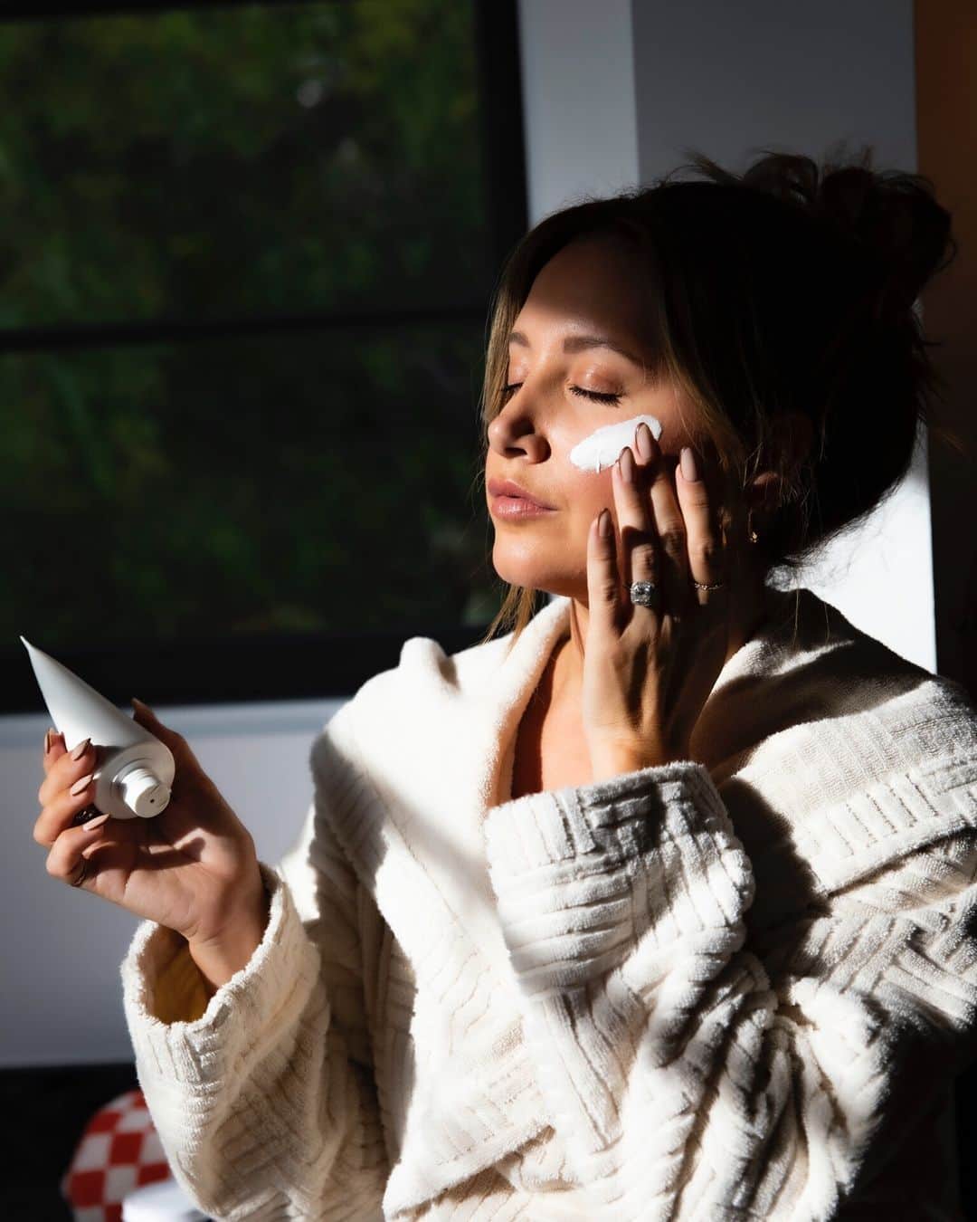 アシュレイ・ティスデイルのインスタグラム：「I love discovering new skincare and makeup products. What are some clean products and brands that you've been loving lately?」