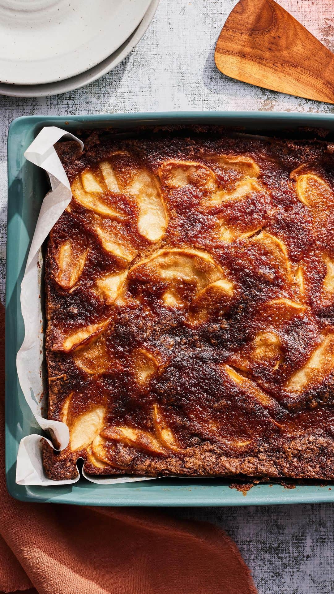 Gaby Dalkinのインスタグラム：「My Omi’s recipes are always spot on and this Apple Cake is no exception! Pair it with a Spiced Apple Cider @drinkspindrift and you’re in business. Recipe is on my site and linked in my bio #SpindriftPartner https://whatsgabycooking.com/apple-cake/」