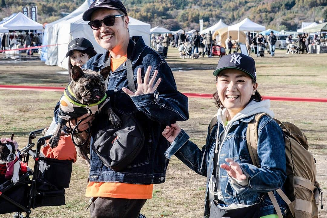 French Bulldog Lifeさんのインスタグラム写真 - (French Bulldog LifeInstagram)「【フレブルLIVE 2023スナップ📷⚡️】 パパさんに抱っこされて、嬉しさでテンション上がっちゃうよね！  カメラ目線＆最高の笑顔、ありがとうございます⚡️  #フレブルLIVE #フレブルLIVE2023」11月6日 1時04分 - french.bulldog.life