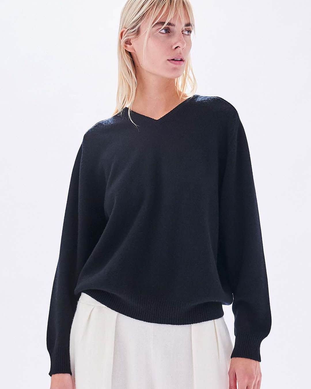 デミリーのインスタグラム：「The essential cashmere V-neck—Jovie is perfect for gifting (or treating yourself)」