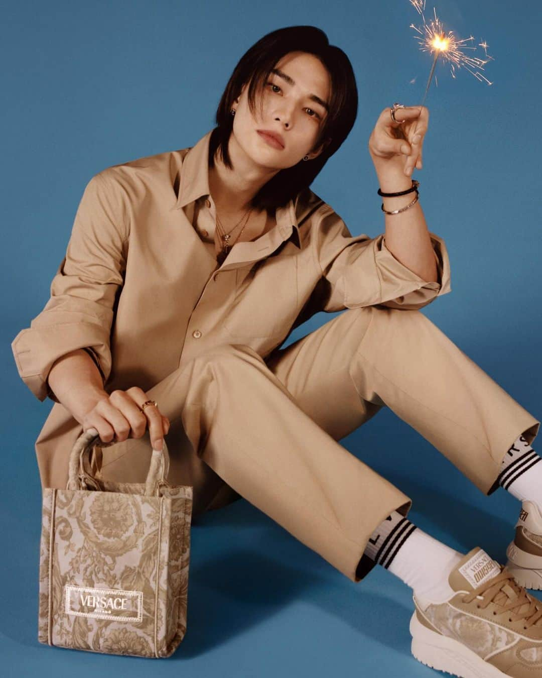 ジャンニヴェルサーチさんのインスタグラム写真 - (ジャンニヴェルサーチInstagram)「Hyunjin for #VersaceHoliday  Hyunjin wears cotton poplin shirt; cotton chinos; Barocco jacquard Odissea sneakers; Athena mini tote bag   Photography by Angelo Pennetta  @hynjinnnn @realstraykids #Versace  #StrayKids」11月6日 1時05分 - versace