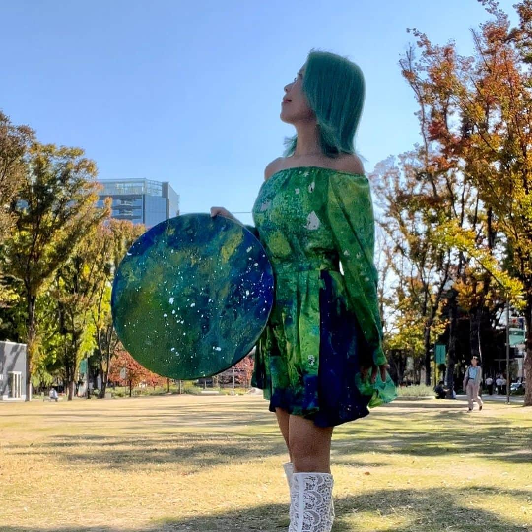 舞香さんのインスタグラム写真 - (舞香Instagram)「ルンルンちゃんの Artレッスンで創った My惑星アートを お洋服にしてもらったよ🌟  自分の内側から 湧き出るエネルギーのArt 見れば見るほど 自分が好きになる。  そんなArtのお洋服を 纏うと強くて優しい 氣持ちになれる💚  ルンルンちゃん @worldhopper123  すてきな世界を 教えてくれてありがとう✨  #art #lunlun #my惑星アート」11月6日 1時09分 - maika.mahou