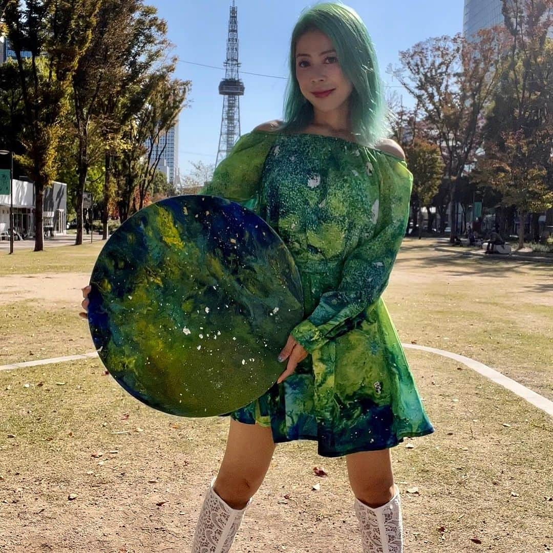 舞香のインスタグラム：「ルンルンちゃんの Artレッスンで創った My惑星アートを お洋服にしてもらったよ🌟  自分の内側から 湧き出るエネルギーのArt 見れば見るほど 自分が好きになる。  そんなArtのお洋服を 纏うと強くて優しい 氣持ちになれる💚  ルンルンちゃん @worldhopper123  すてきな世界を 教えてくれてありがとう✨  #art #lunlun #my惑星アート」