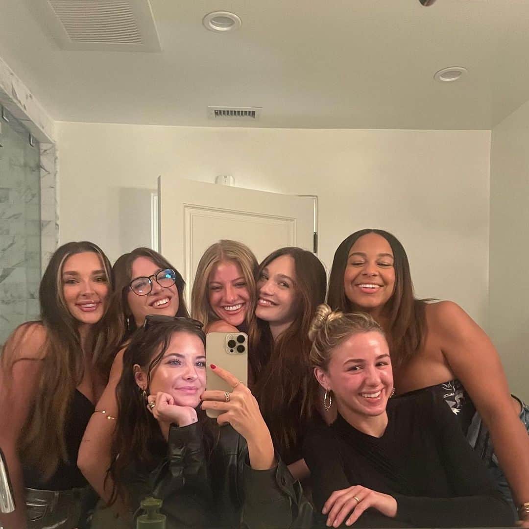 ペイジュ・ハイランドさんのインスタグラム写真 - (ペイジュ・ハイランドInstagram)「bday week dump 💕🧚‍♀️🧁 — thank you for all the love, feeling extremely blessed that I got to spend it reunited w my ppl <3」11月6日 1時10分 - paigehyland1