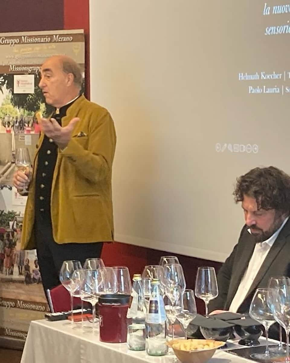 イタレッセさんのインスタグラム写真 - (イタレッセInstagram)「Oggi al Merano Wine Festival abbiamo parlato insieme a Helmuth Koecher dell’importanza dei calici professionali per la valorizzazione dei vini. Alla proposta di calici universali o varietali presenti sul mercato noi preferiamo rispondere con la nostra filosofia, quello del calice sensoriale. Scegliere il calice giusto per ogni singolo vino è possibile. Siamo contenti di riscontrare sempre più approvazione da parte dei professionisti del settore per il percorso da noi intrapreso🥂  Grazie a @the_winehunter e @meranowinefestival_official per l’occasione   #italesse #wineglass #sensorialwinegglass #wine #winetasting #senses #winetime #winepassion #sommelier #sommelierlife #winelover #instawine #design #lifestyle #merano」11月6日 1時14分 - italesse