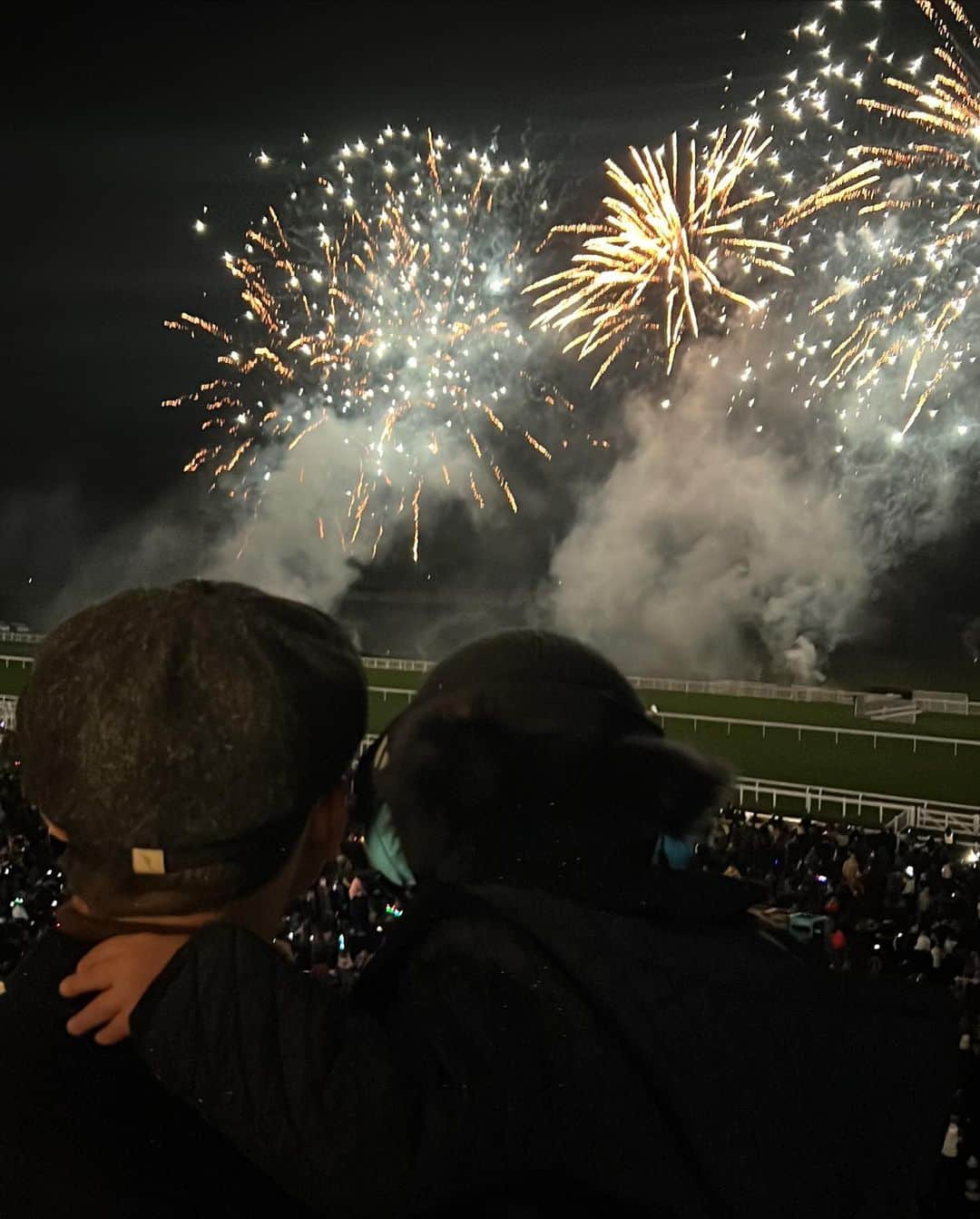 ルーシー・メックレンバーグさんのインスタグラム写真 - (ルーシー・メックレンバーグInstagram)「Winter racing & fireworks 🎆🏇🥰 @ascotracecourse」11月6日 1時17分 - lucymeck1