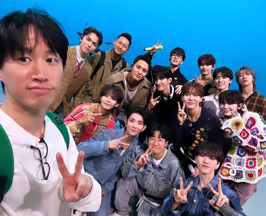 TABLO のインスタグラム：「많은 분들이 부탁한 그 it’s Live 셀피 올려드려요~ here’s the selfie you asked for!  now go stream the screen time mv!! 😆」