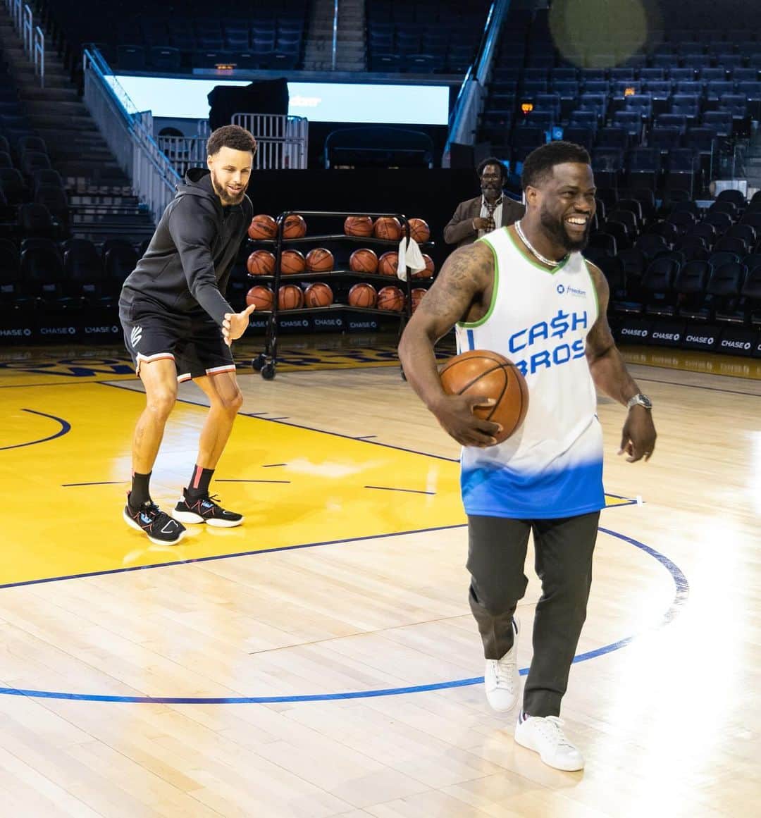 ケビン・ハートのインスタグラム：「Fine @stephencurry30 I will show you a better more efficient to shoot the basketball….. the things I do for my friends SMDH. 😂😂😂😂」