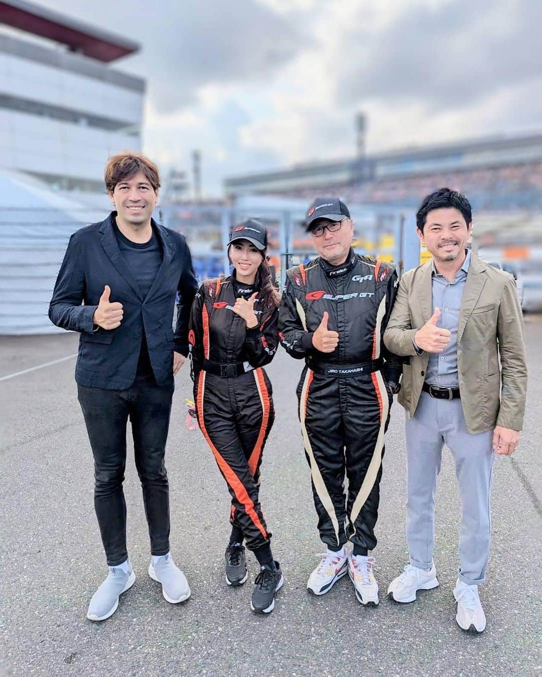 竹内紫麻さんのインスタグラム写真 - (竹内紫麻Instagram)「2023 SUPER GT 最終戦  今シーズンも最高だった。  ねぇ、、最高だったよね！！！！  予選日も決勝日も、  心が震えました。  勝ちにこだわるからこそ 最終決戦へ向けての チーム内でのバチバチにアツいミーティング。  揺れ動く皆の気持ちや本音を  間近で見て、 聞く事を許して下さる関係者の皆さん  いつもありがとうございます。  だからこそ分かる、  悔し涙や嬉し涙のストーリー。  だからこそ感動がある。  そして、その感動を  もっと多くの人に伝えていきたいです。  勝つって本っっっ当に難しい。  タイトルを獲るなんて更に更に更に更に更に難しい。  レースを心から愛していたとしても、  プレッシャーに押しつぶされそうになったり 自分を責めたり、  苦しいことの方が多いかもしれない。  だからこそ、うまく全てが噛み合った時 努力が報われた時  そしてそれが勝利やタイトルにつながった時、  その時の喜びは計り知れないのだと思います。  そしてその瞬間のために、 膨大な時間を、準備やチャレンジに費やし　　  それの繰り返し。  レースに関わる一人一人それぞれのドラマ。  今シーズンは幕を閉じましたが 今後も最高に面白くて 感動的でドラマチックなSUPER GTを  この先も応援して下さい！！  宜しくお願いします。  レースに関わる全ての人たち。 今シーズンも沢山の感動を ありがとうございました。  そしてファンの皆さん  今シーズンも沢山の応援を  本当にありがとうございました。  これからもGTを盛り上げていきましょう❤️  今年一年間も ありがとうございました！  #SUPERGT #GT最高」11月6日 1時19分 - shimax1223