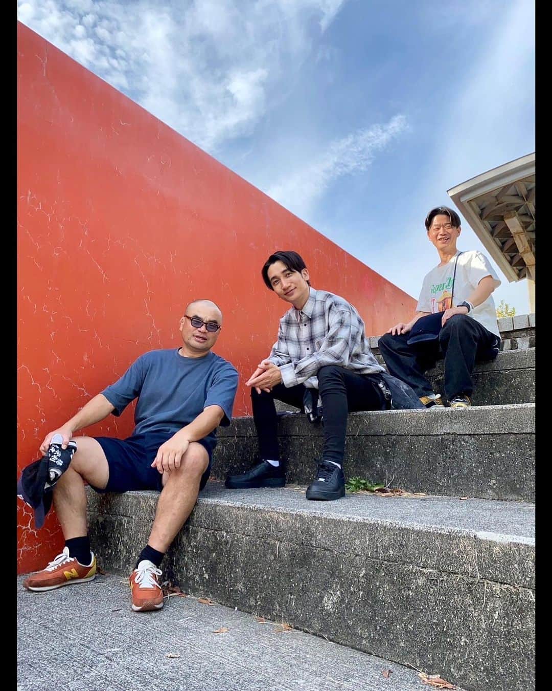 桜井雅斗のインスタグラム：「土曜日は和泉市で新喜劇でした🙌  清水けんじさんと、タックルながいさんと。  いい構図ですね。」