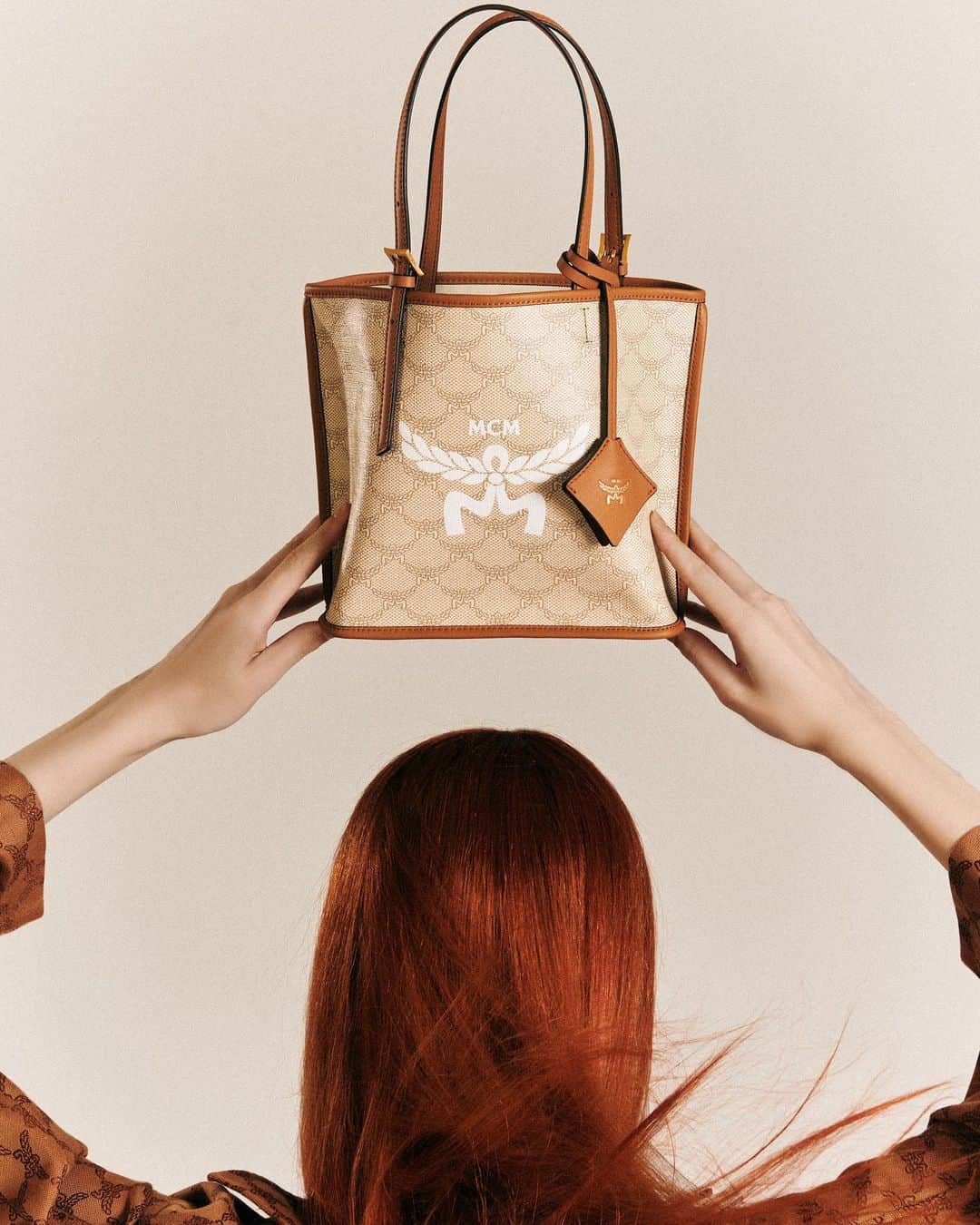エムツェーエムのインスタグラム：「Meet the new monogram, meet the new Lauretos. Just in time for your best life and era.   #MCMLauretos」
