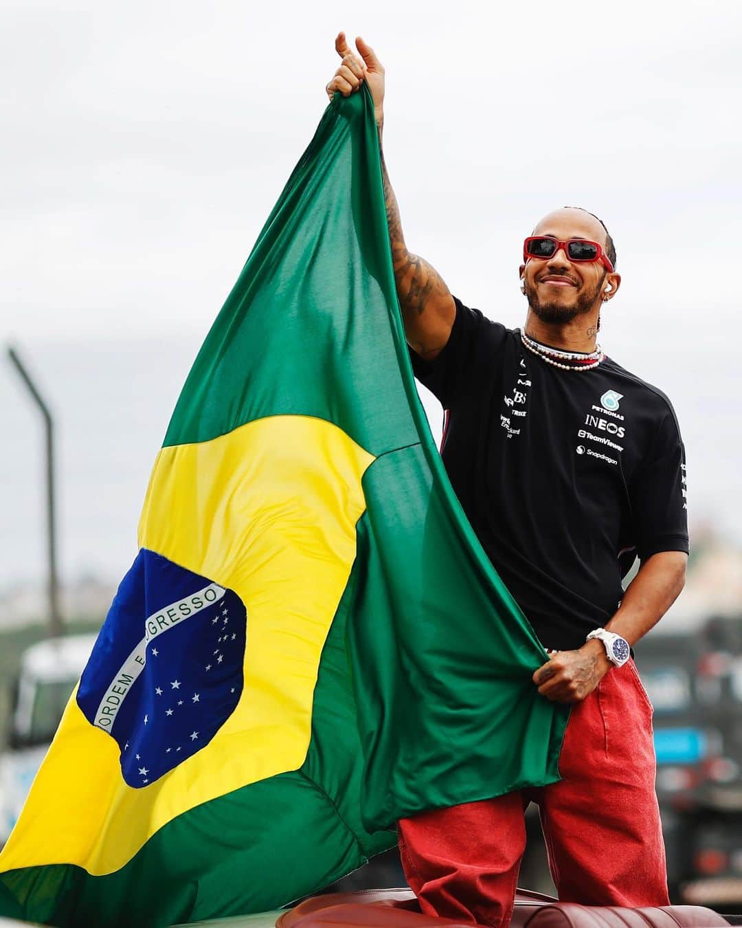 MERCEDES AMG PETRONASのインスタグラム：「Interlagos race mode: ON 💚💛   Swipe to remind yourself where Luis and Jorjão line up from today 🙌」