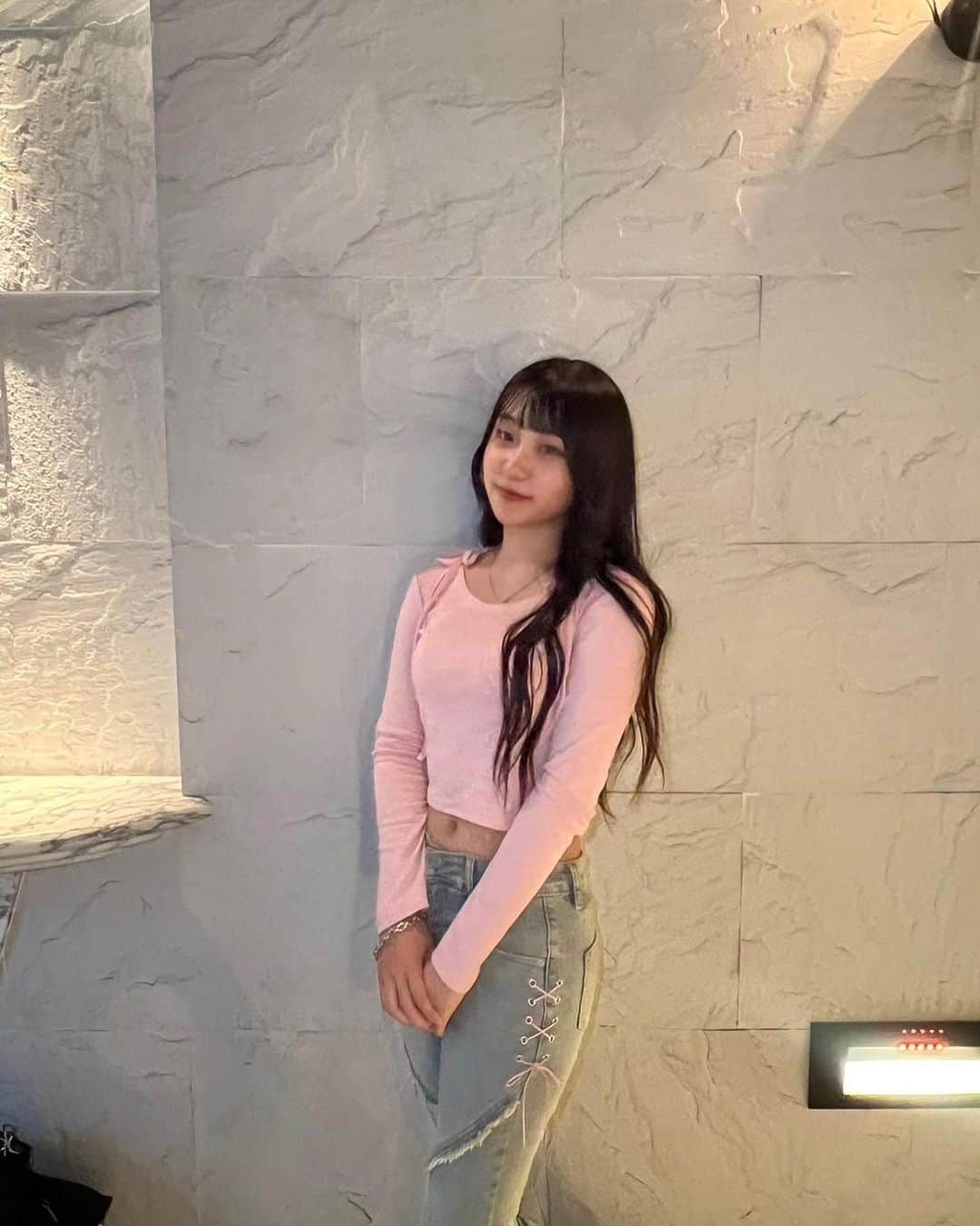 太田莉加のインスタグラム：「・ ・ ⁡ 「2023 SHEIN11/11ビッグセール」 30万点以上の人気アイテムが限定値下げで 娘ちゃんもたくさんGETしてた🛍 @sheinofficial  @shein_japan  ⁡ 若いっていいね🤣💞 美容学校に行ってる娘ちゃんは 週6~7日2時間かけて通ってる👏 ⁡ 私と違って 決めた事を最後までやり抜く所 ホント尊敬するわ😮‍💨࿔🩵 ⁡ Honeyspot 無地柄 タイ付きショルダー Tシャツ 商品🆔13765299 https://shein.top/8th76a7 ⁡ Honeyspot レースアップ・ディテール  フレアレッグジーンズ 商品🆔14637721 https://shein.top/ndqk6tr ⁡ 割引クーポン番号：BFPJP532  ⁡ 割引率：お買い上げ金額1～5,999円まではセール価格より15%OFF、6,000円以上は20%OFFが適用だよ〜 利用期限：12月末日まで ⁡ #SHEIN1111sale#SHEINGoodFinds#SHEINforAll #loveshein #ad #saveinstyle」