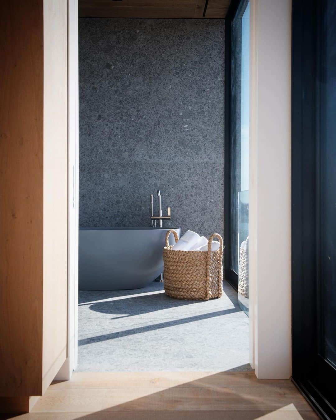 フレッテさんのインスタグラム写真 - (フレッテInstagram)「Refined bath linens provide the perfect finishing touch to this contemporary Hamptons home, infusing warmth into the modern space. As designed by @vesta.  #FretteLovesDesign」11月6日 1時29分 - fretteofficial
