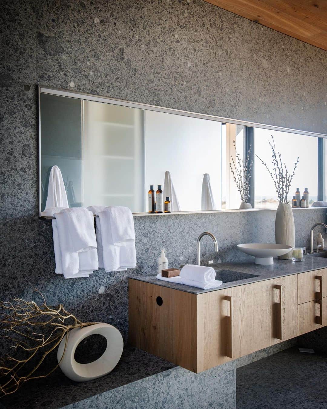 フレッテのインスタグラム：「Refined bath linens provide the perfect finishing touch to this contemporary Hamptons home, infusing warmth into the modern space. As designed by @vesta.  #FretteLovesDesign」