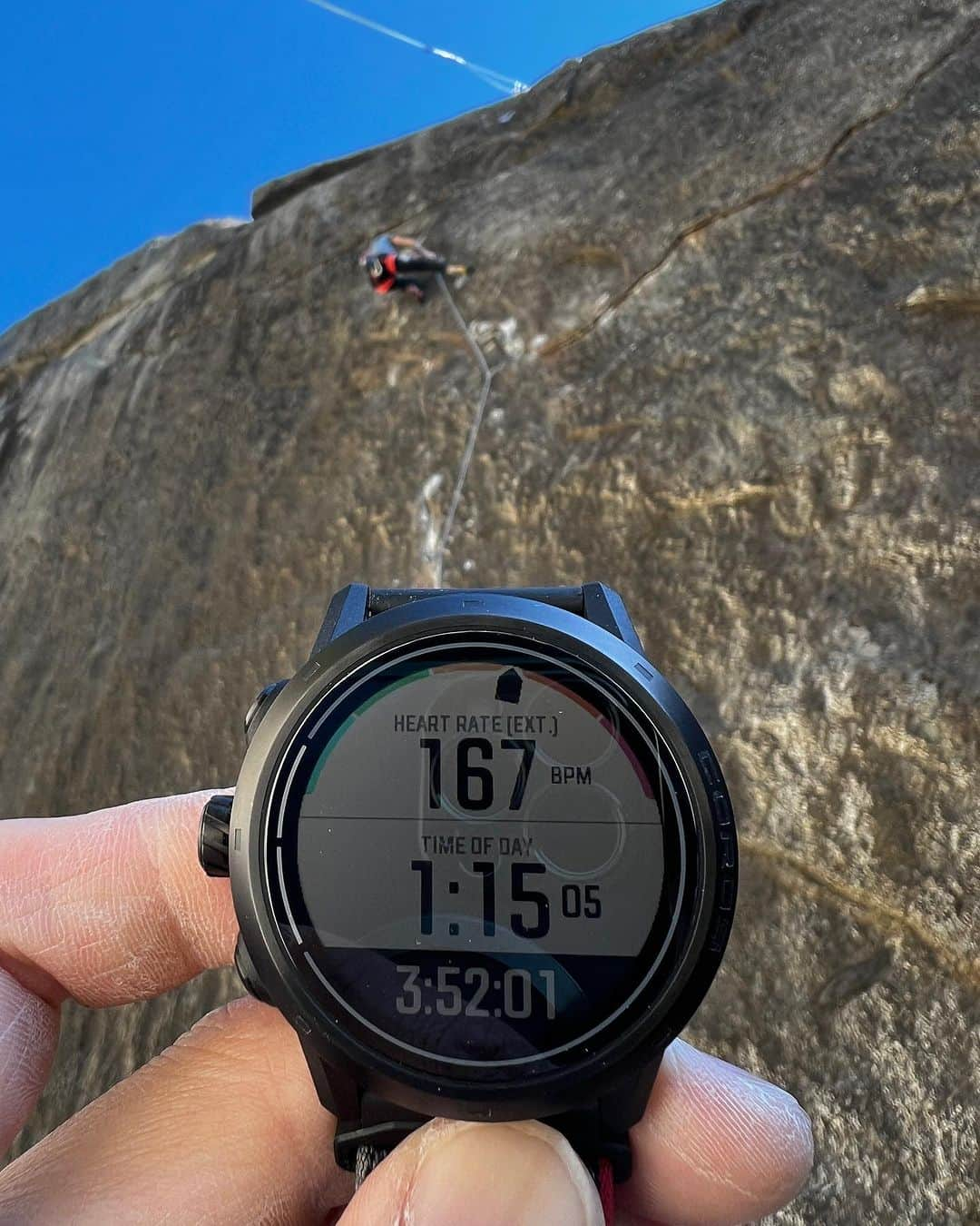 バーバラ・ザンガールさんのインスタグラム写真 - (バーバラ・ザンガールInstagram)「A week ago @lewiswu_ came by to climb with us and introduce the new arm heart rate monitor to us. He is not “only” the CEO from @corosglobal he also is a passionated climber! He had a full on two day mission. Checking out meltdown, climbing Crimson Cringe and going up on El Cap with Tommy to climb on the Monster! 🎩 off!!! I think that is pretty cool! (Btw. we found out that climbing Crimson Cringe (single pitch) takes the same training load like running 10k 😂)」11月6日 1時30分 - babsizangerl