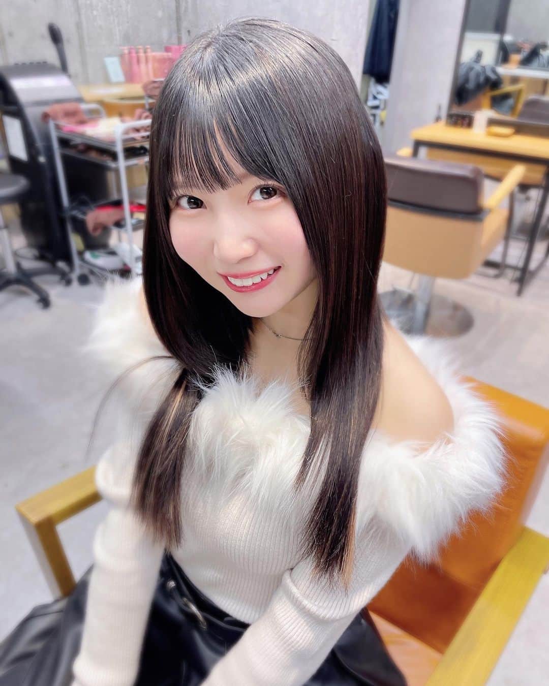 雪村花鈴さんのインスタグラム写真 - (雪村花鈴Instagram)「髪ツヤツヤにした女子力高めな日🫧🤍  おろしたてのオフショルニットも可愛いでしょ、？☺️」11月6日 12時15分 - yukimura_karin