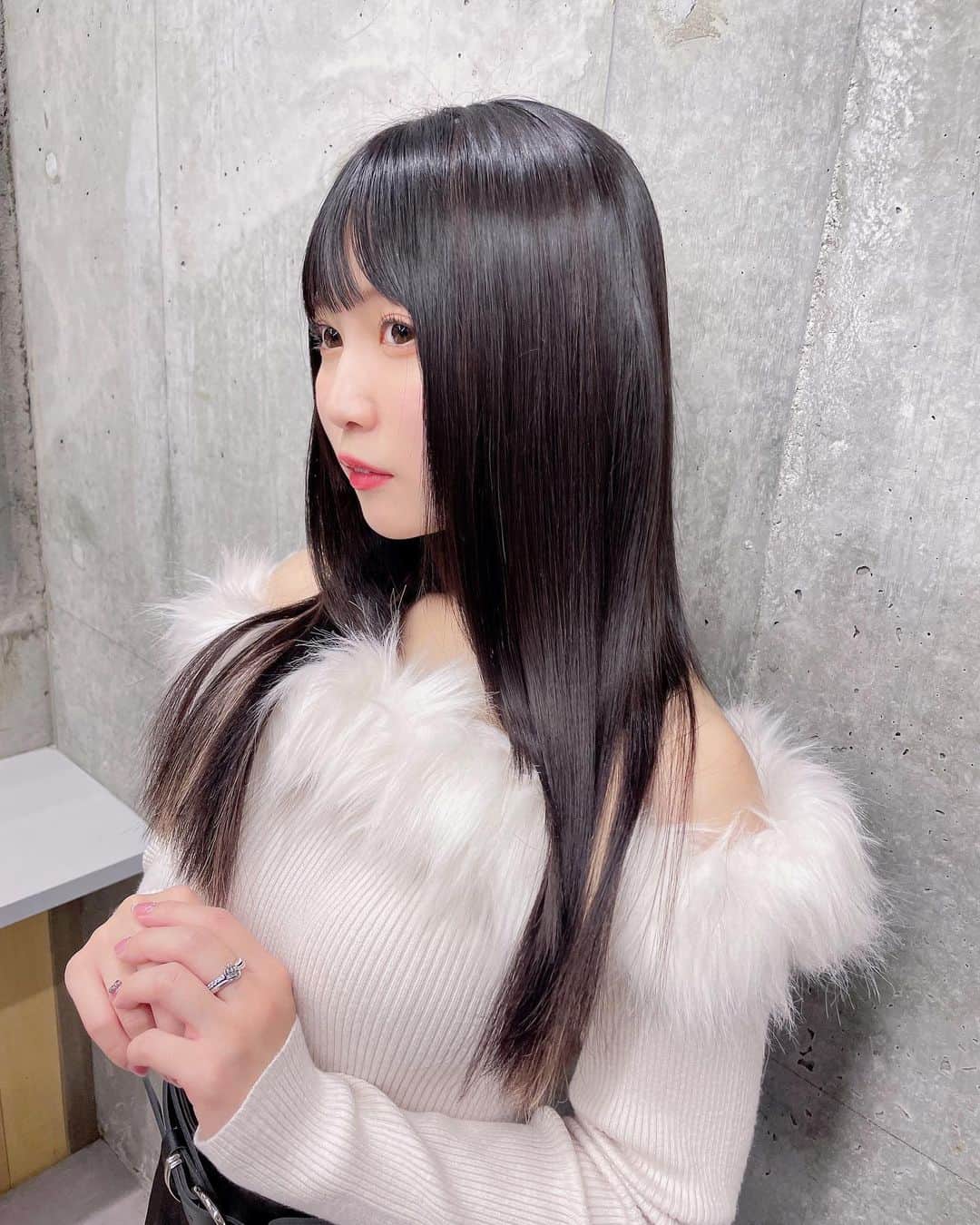 雪村花鈴さんのインスタグラム写真 - (雪村花鈴Instagram)「髪ツヤツヤにした女子力高めな日🫧🤍  おろしたてのオフショルニットも可愛いでしょ、？☺️」11月6日 12時15分 - yukimura_karin