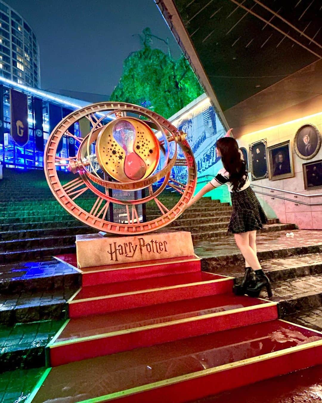 諸星みゆのインスタグラム：「🤍 ⁡ 赤坂駅がハリーポッターの世界に🪄︎︎✨ ⁡ この日はハリポタの舞台がお休みだったのか めっちゃ人が少なくて自由な感じで写真撮れた〜📷´- ⁡ レッドカーペットの先に 大きなタイムターナーがあったり ホグワーツの動く階段のような雰囲気が最高っっ👍🏻 ̖́- ⁡ ┈┈┈┈┈┈┈┈┈┈┈┈┈┈┈┈┈┈┈┈ ⁡  #ハリーポッター #harrypotter  #harrypotterfan  #赤坂 #赤坂駅 #タイムターナー」