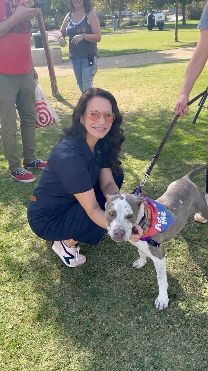 クリスティン・デイヴィスのインスタグラム：「Come with me on my visit to the Super Adoption Event hosted by @bestfriendsanimalsociety .  So many adorable dogs and cats! It’s still going on today if you want to go 🐶🐱🐈🐕🐾 #SaveThemAll」